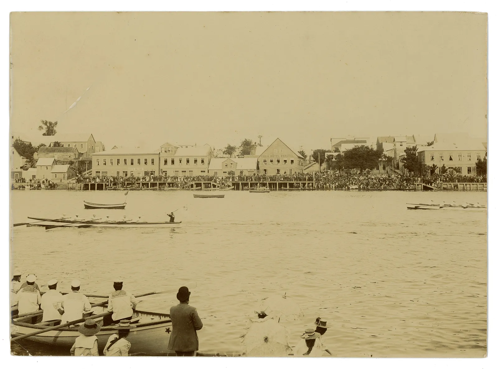 Regata en el Río Valdivia, al fondo Avenida Arturo Prat, 1905