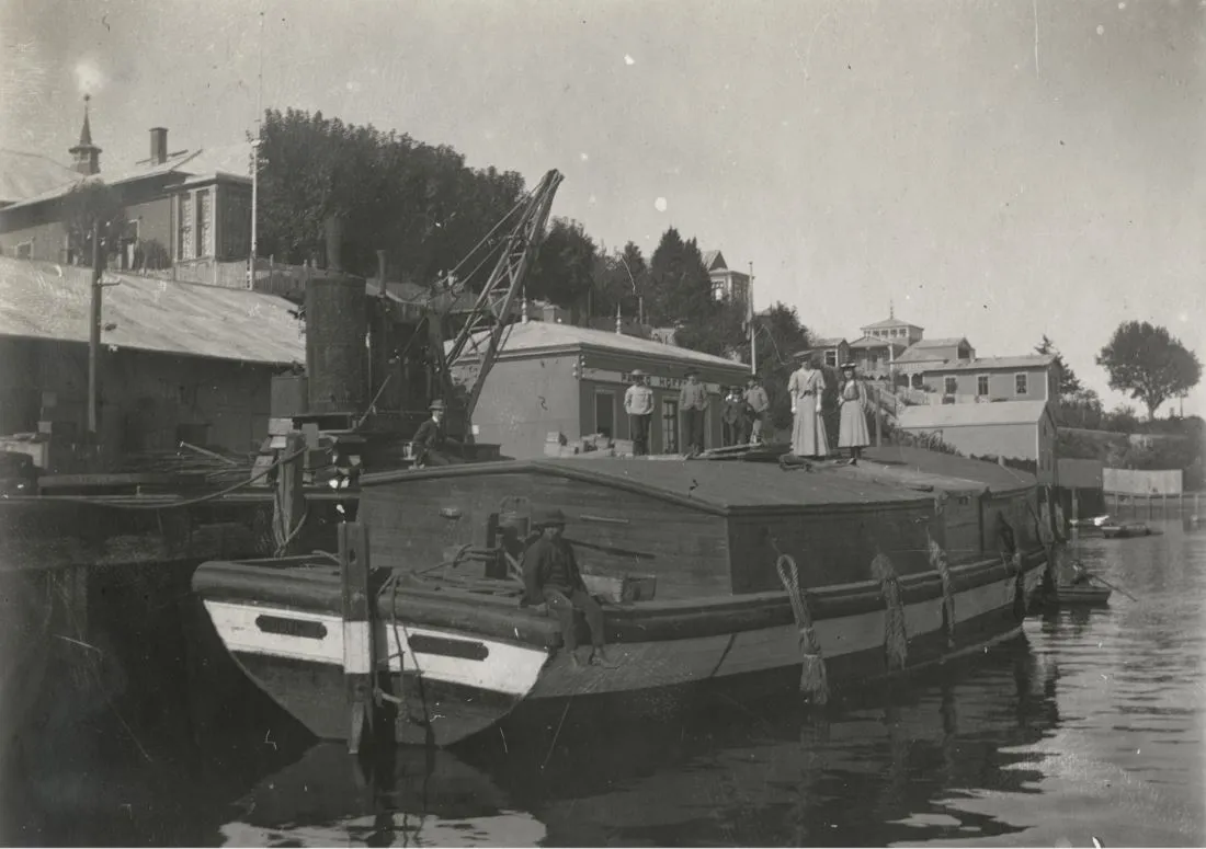 Embarcación en muelle de la aduana - Ciudad de Valdivia, 1900