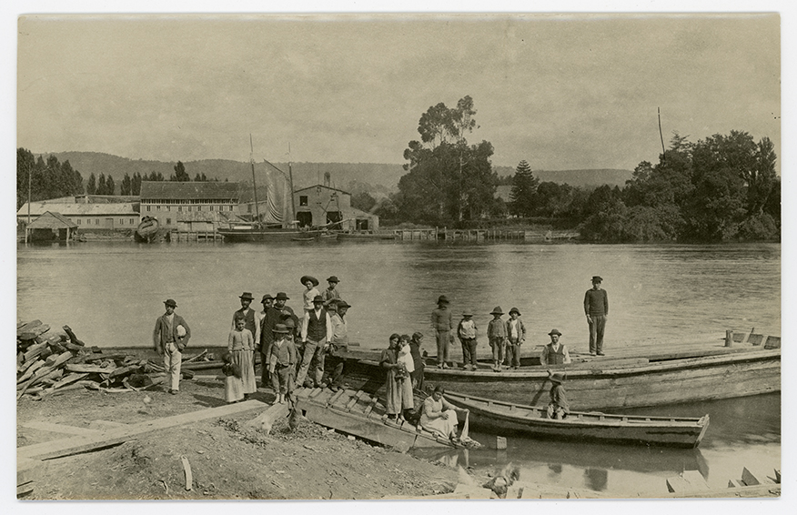 Av. Arturo Prat. Lugareños a la orilla de río - Ciudad de Valdivia, 1897