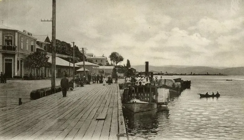 Vapor en malecón de madera - Ciudad de Valdivia, 1920