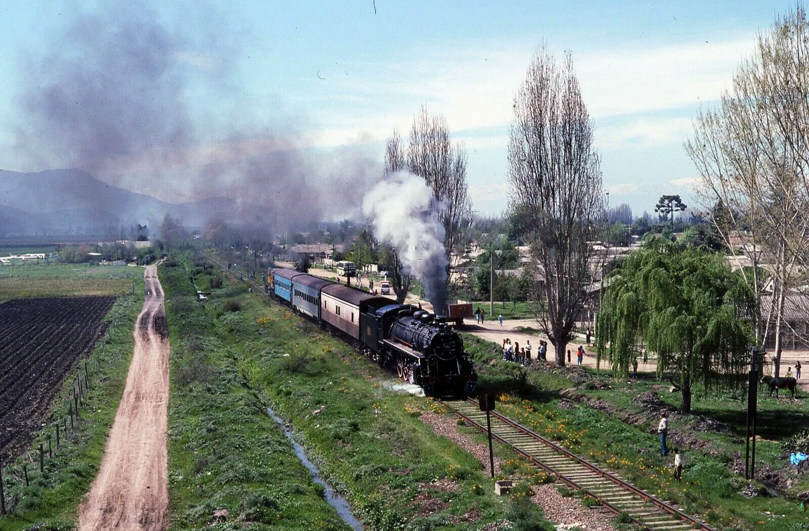 Tren de pasajeros pasando por Melipilla, año 1990