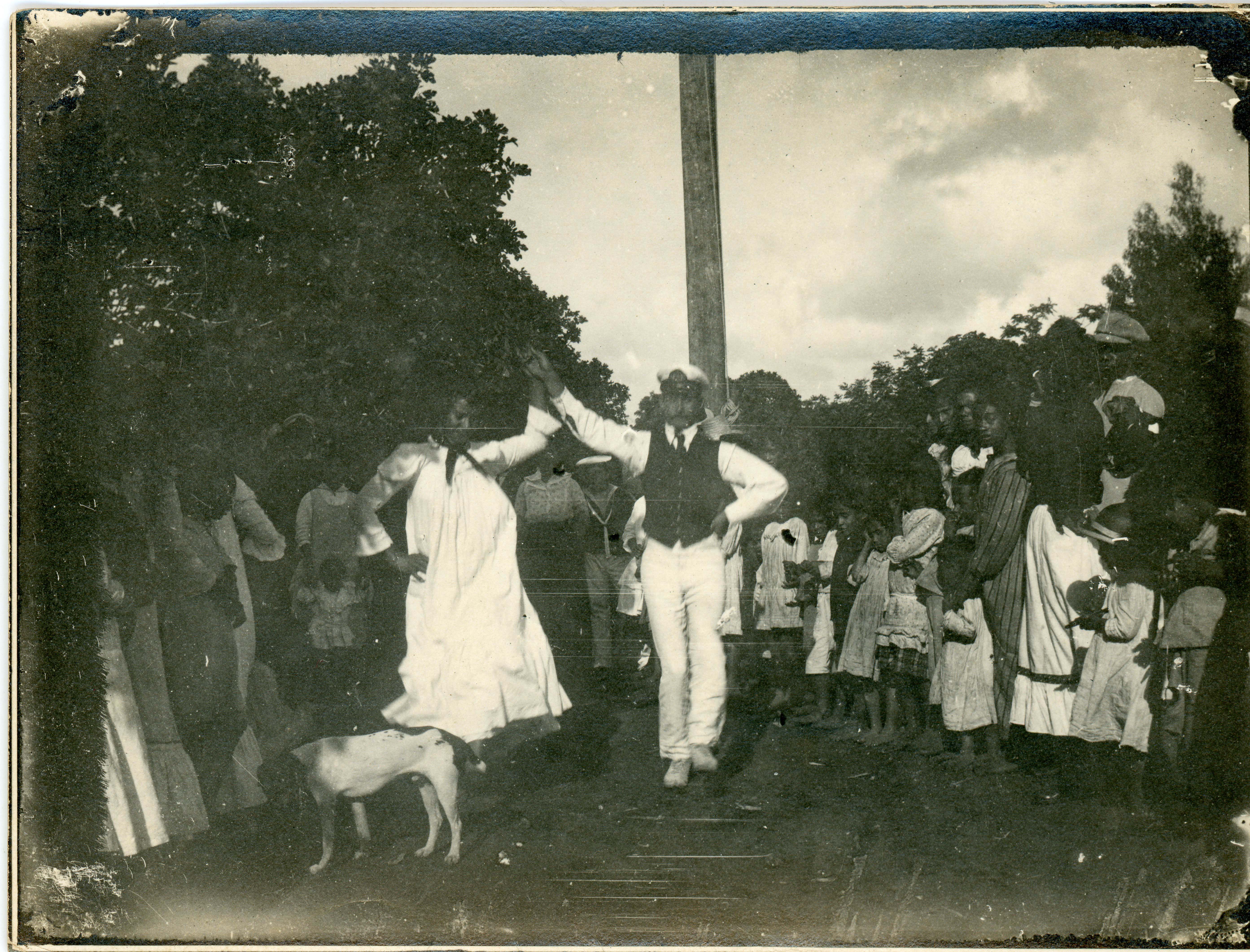 El baile regional 'upa - upa', indica reverso, Rapa Nui, 1917