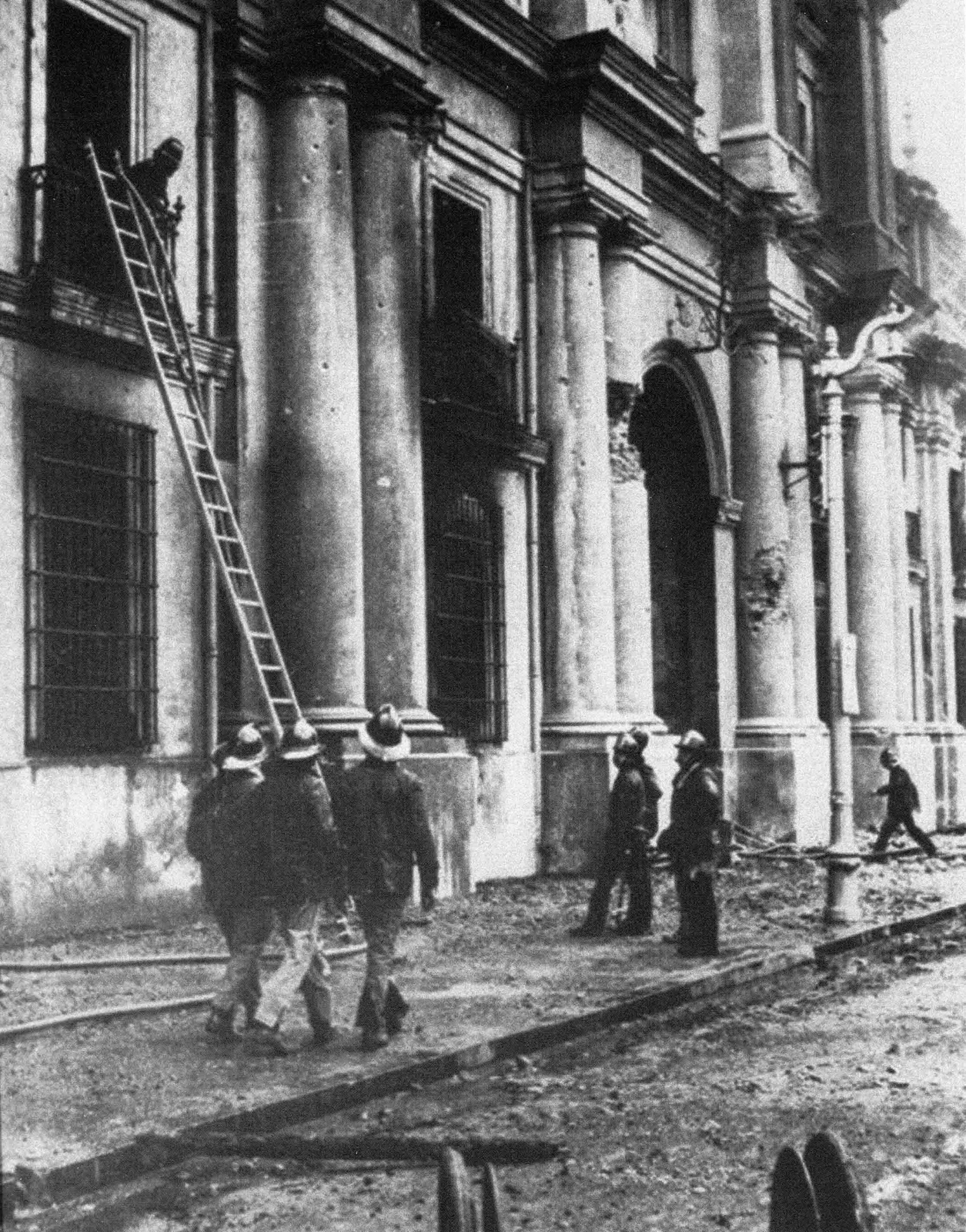 Voluntarios removiendo escombros de La Moneda en 1973