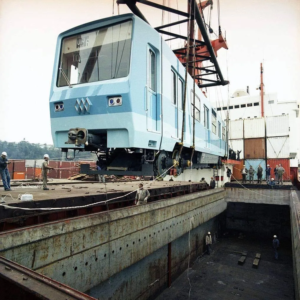 Desembarco de los trenes franceses NS74 para el metro santiaguino