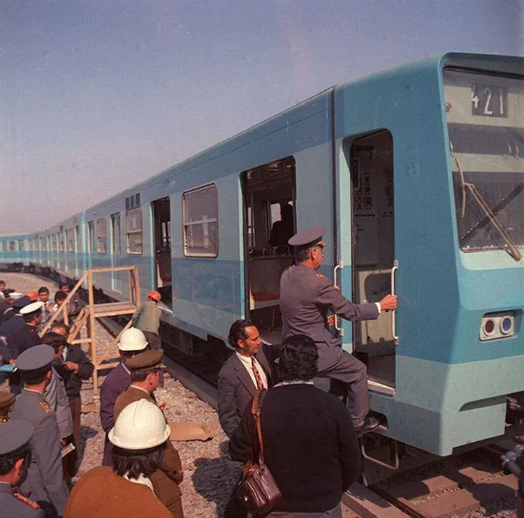Autoridades militares junto a Juan Parrochia Beguin recepcionando los trenes NS74 en Taller Neptuno