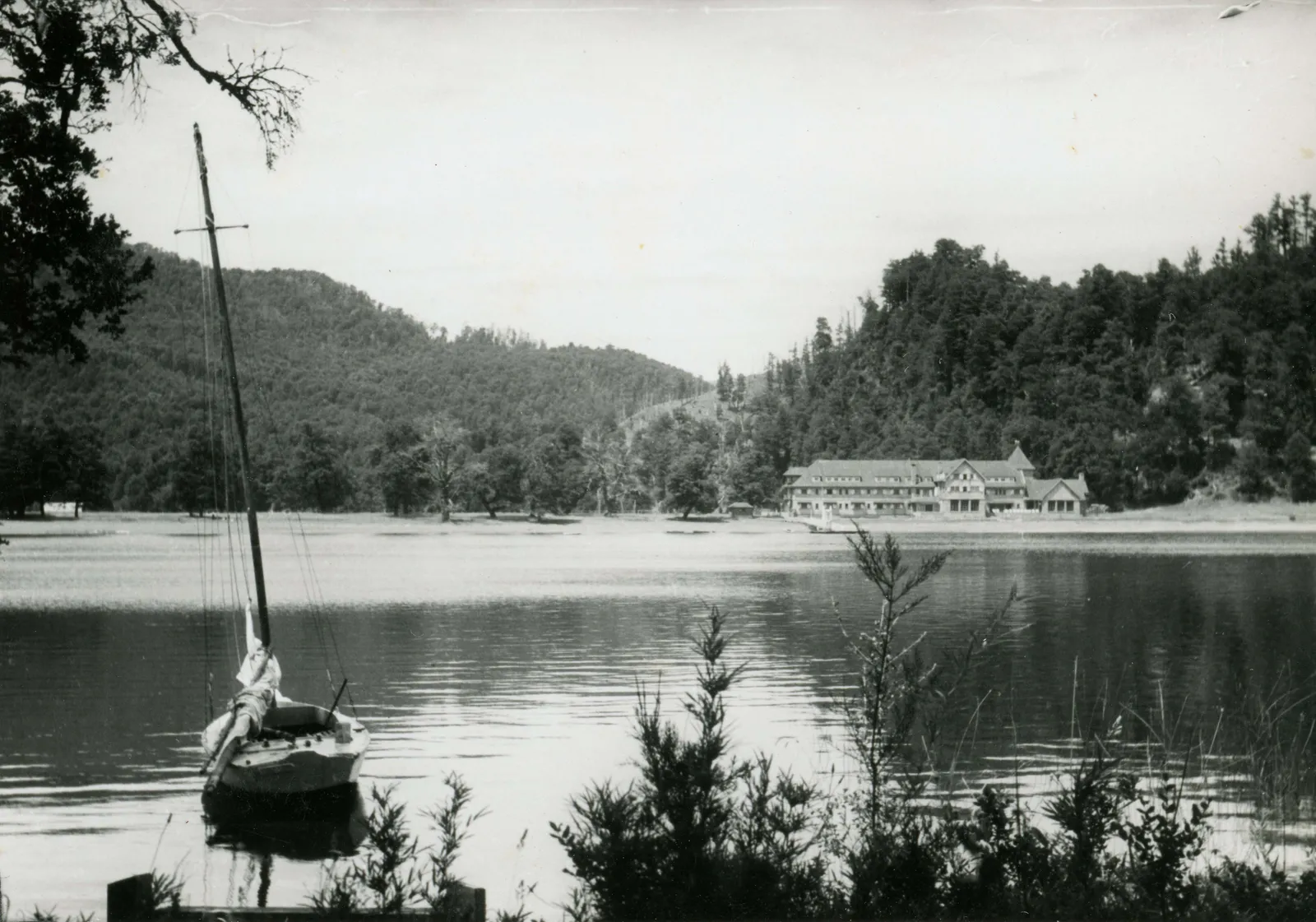 Hotel Pirihueico al atarceder, 1955