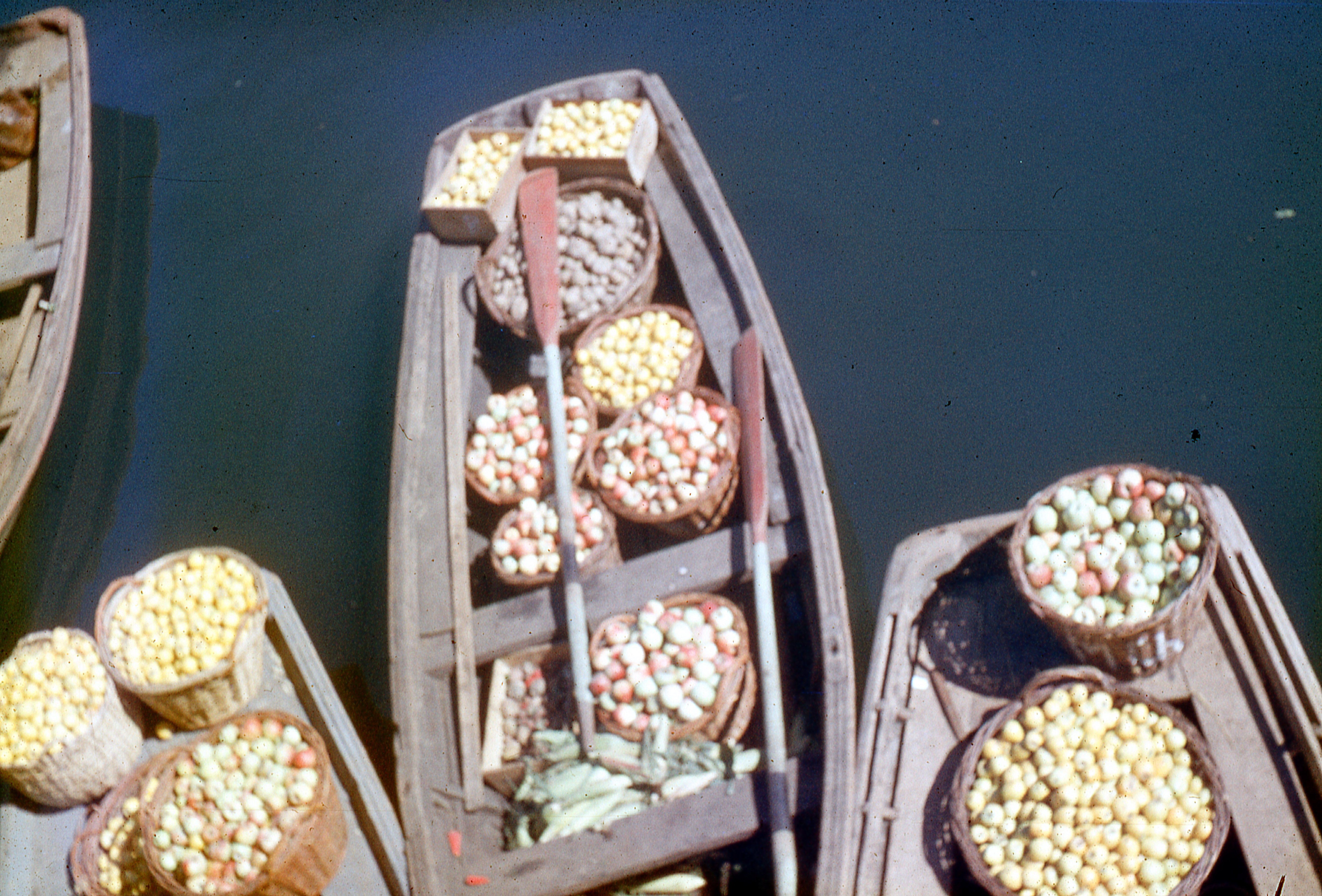 Botes con alimentos, Valdivia, 1960