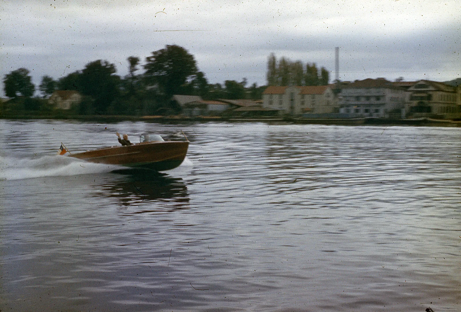 Lancha en Rio Calle Calle, 1960