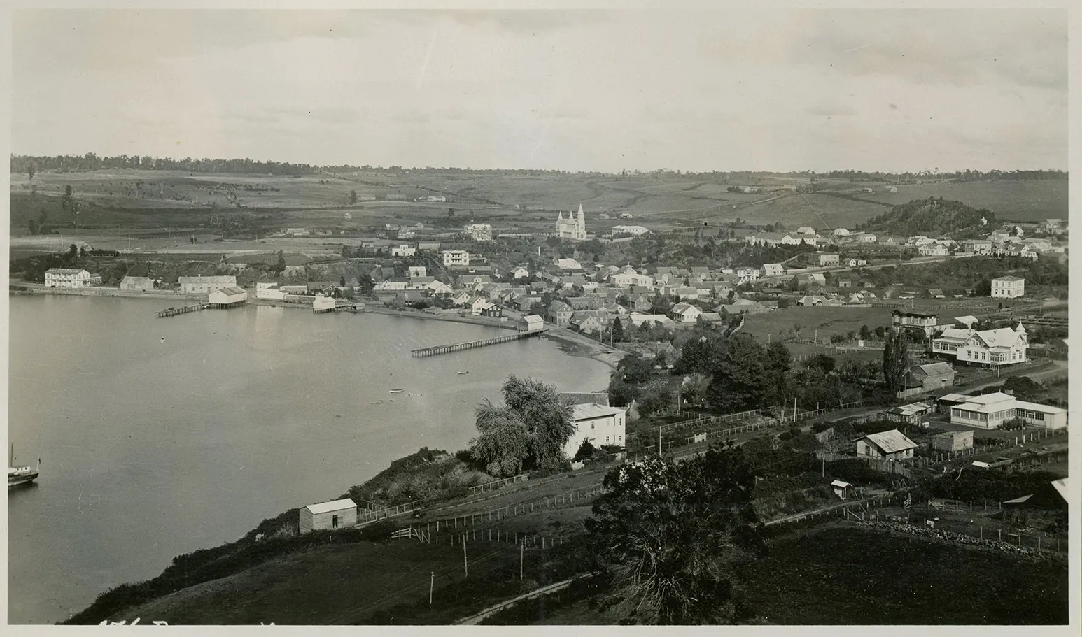 Muelle y panorámica de Puerto Varas, ca. 1928
