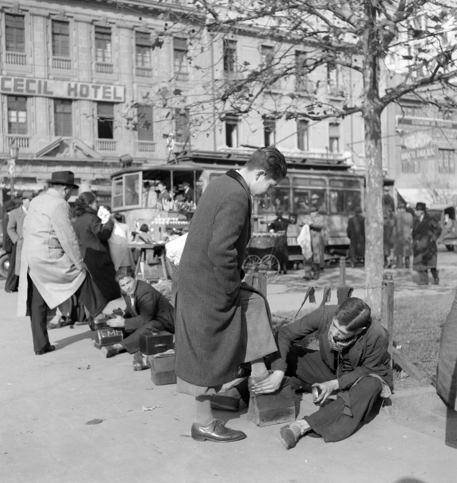 Lustrabotas en La Alameda en Santiago de Chile 1941