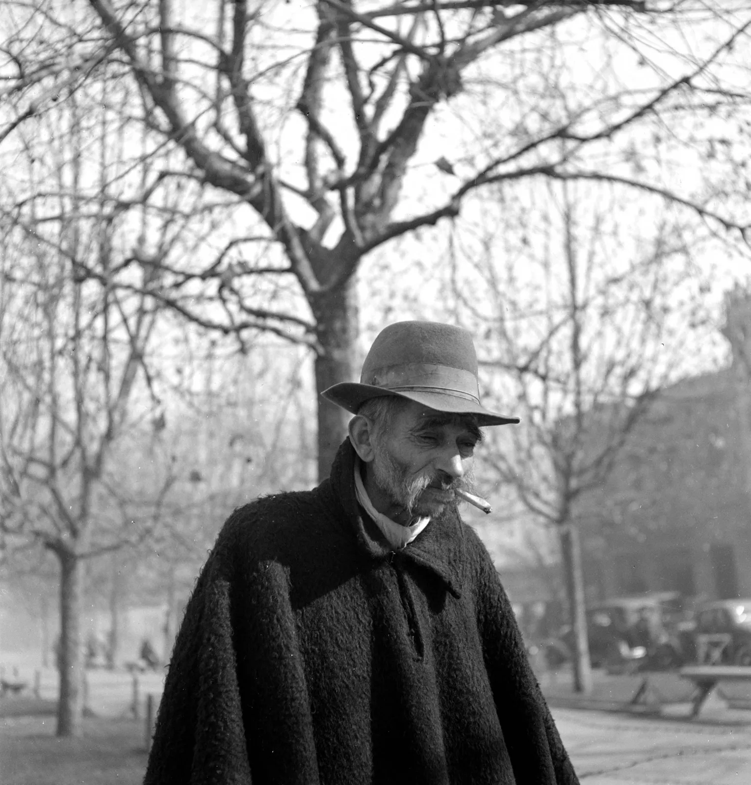 Hombre fumando cigarrillos en La Alameda en Santiago de Chile 1941
