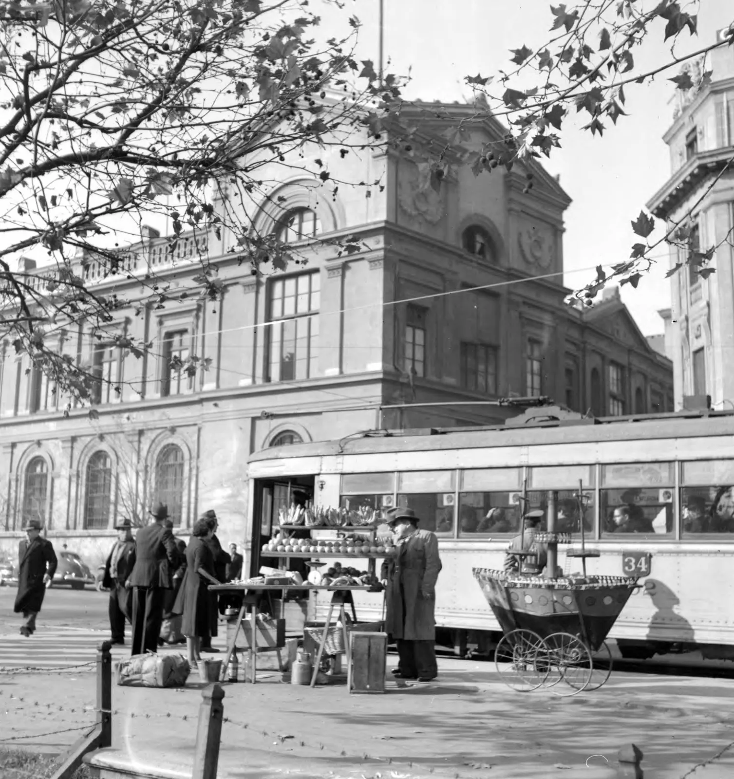 Puesto de frutas en La Alameda en Santiago de Chile 1941