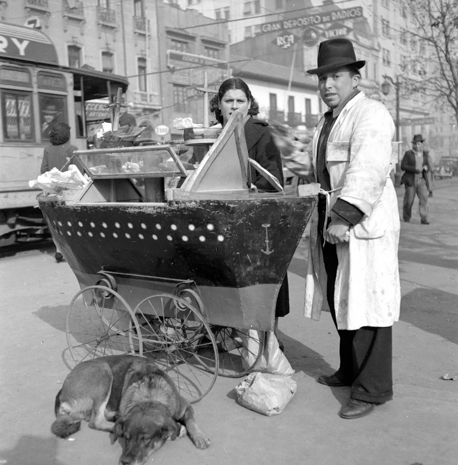Vendedor de comida en La Alameda en Santiago de Chile 1941