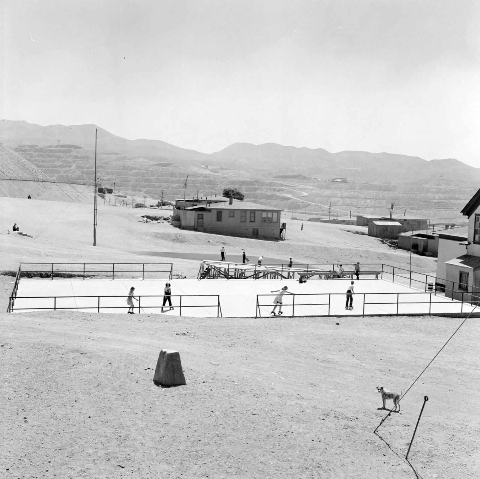 Patinadores en las montañas de Chuquicamata ca. 1960
