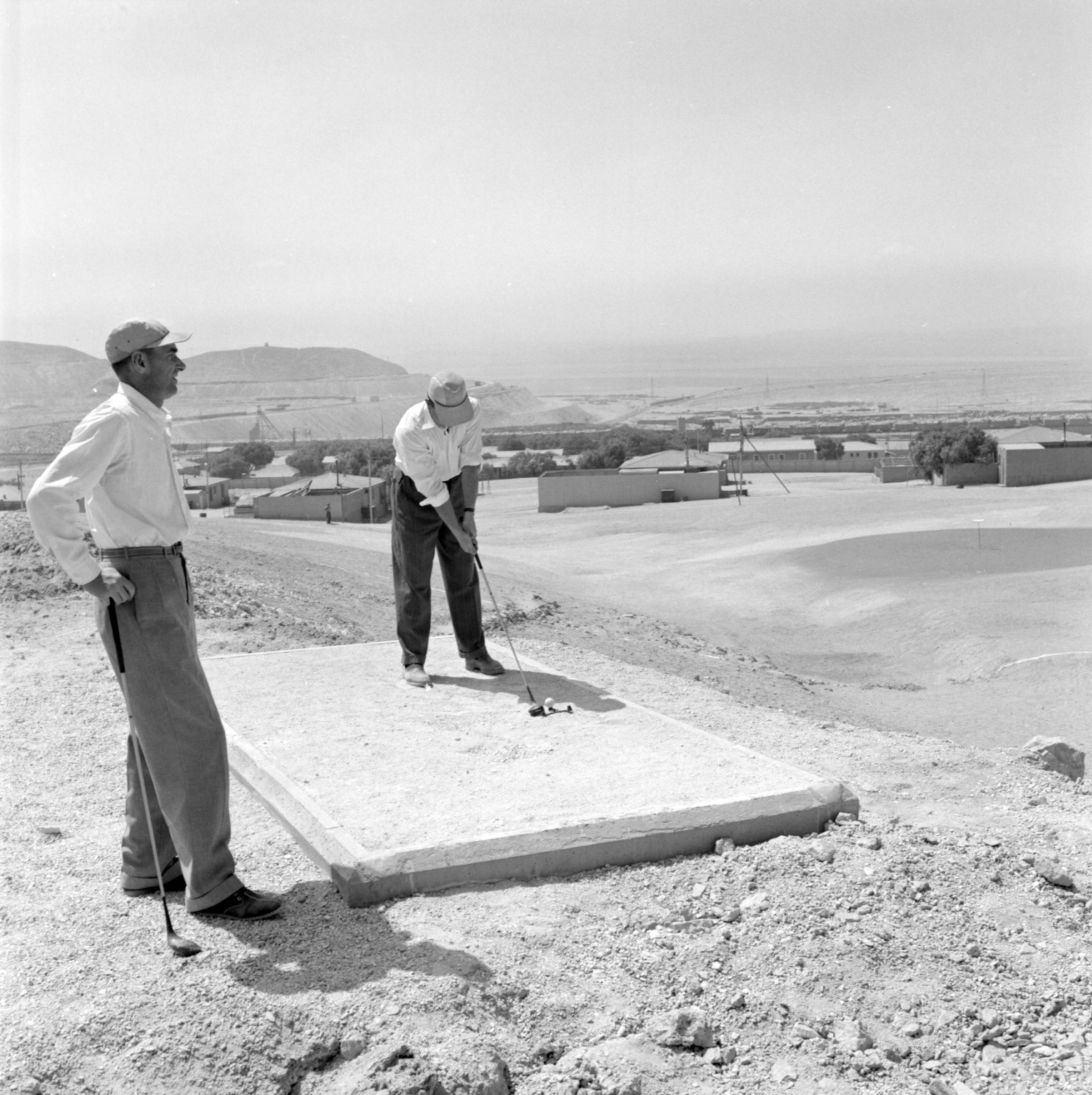 Trabajadores jugando Golf en las instalaciones de Chuquicamata ca. 1960.