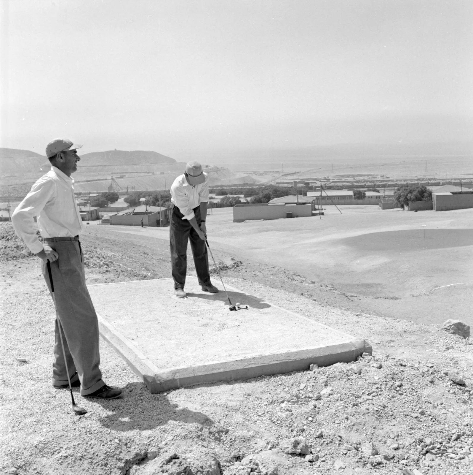 Trabajadores jugando Golf en las instalaciones de Chuquicamata ca. 1960.