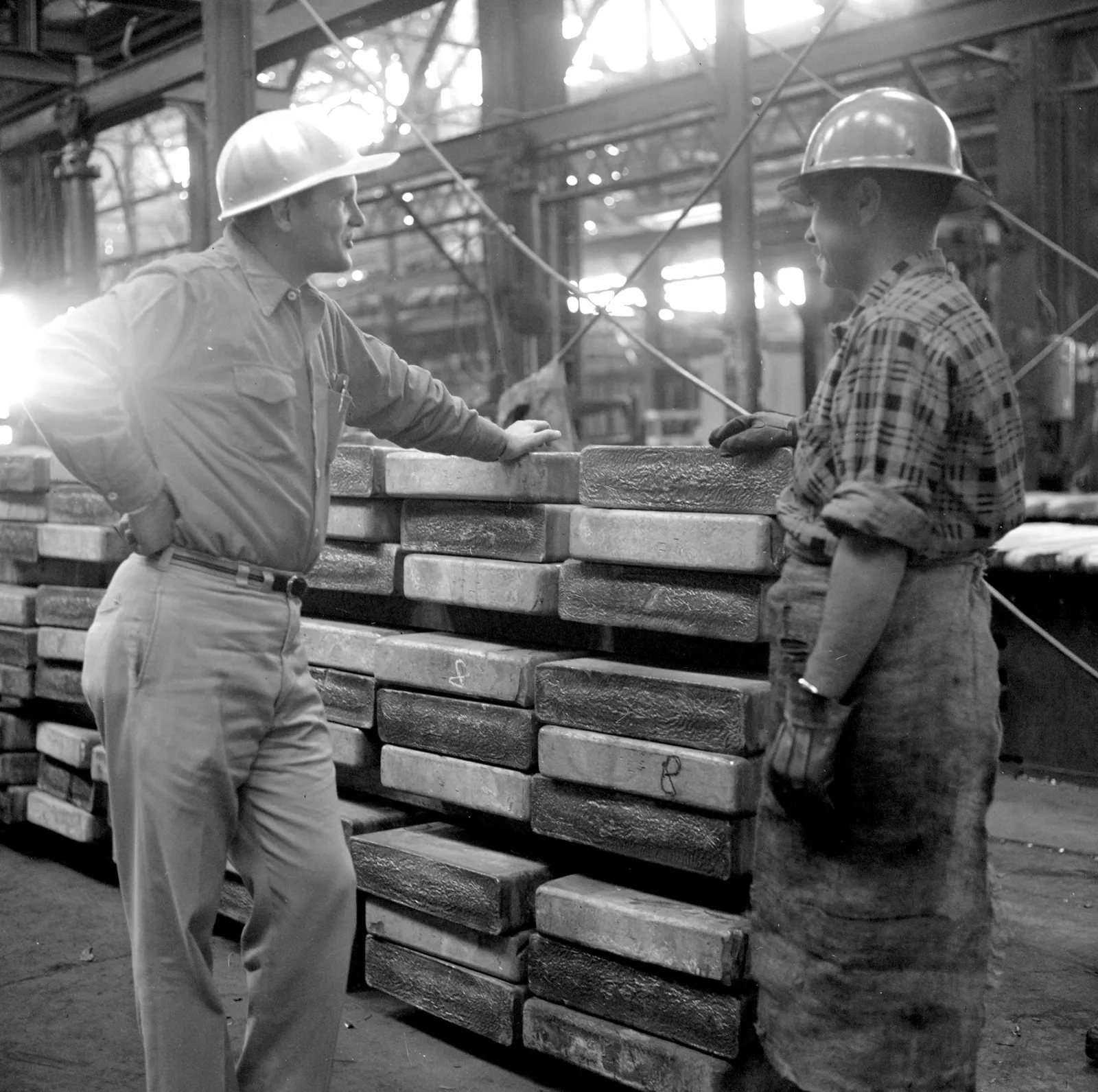 Hombres conversando en fábrica de Chuquicamata ca. 1960.