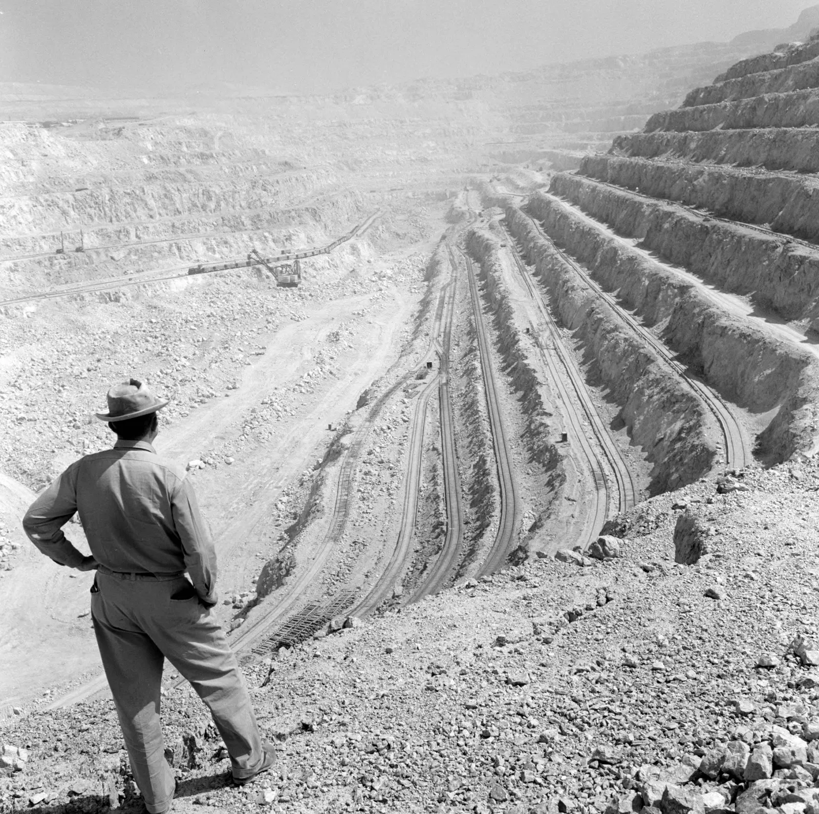 Hombre con vista a La mina de cobre Chuquicamata ca. 1960.
