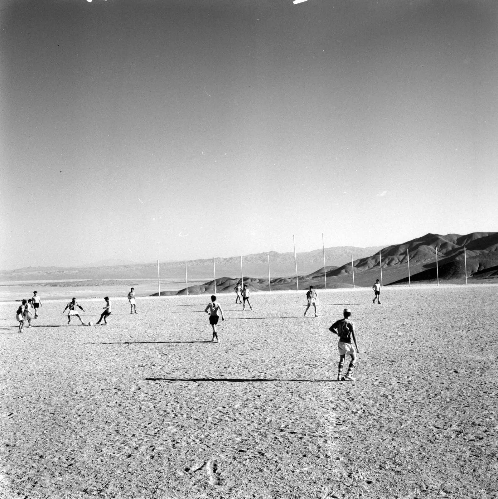 Hombres jugando futbol en La mina de cobre Chuquicamata ca. 1960.