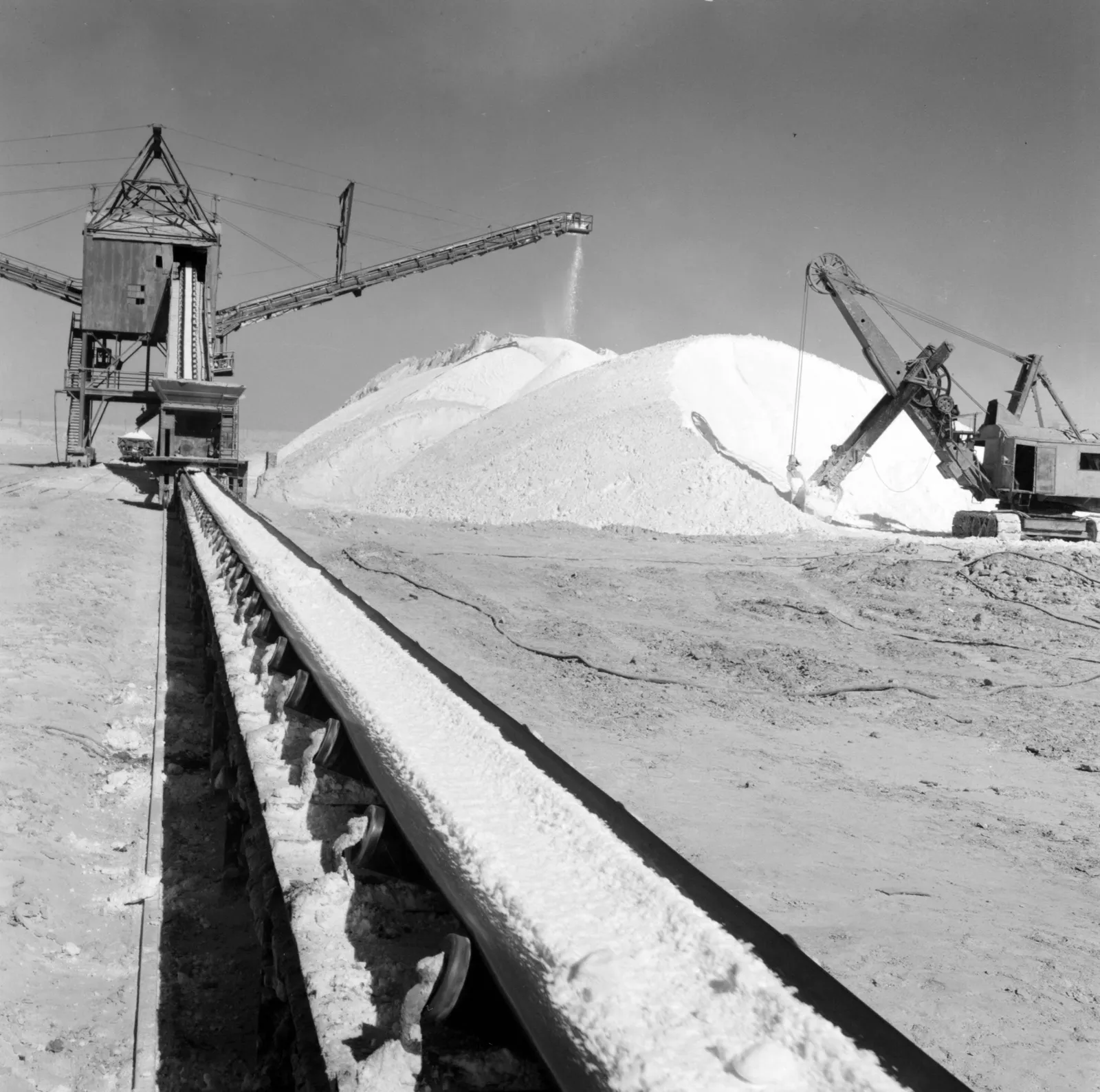 Cinta transportadora en la fábrica de nitrato de Oficina María Elena ca. 1960.