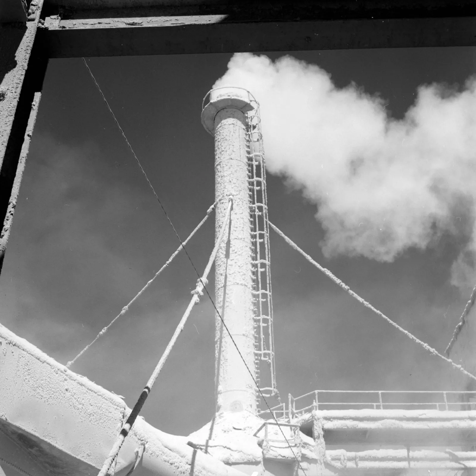 Chimenea de la fábrica de nitrato en la Oficina María Elena ca. 1960.