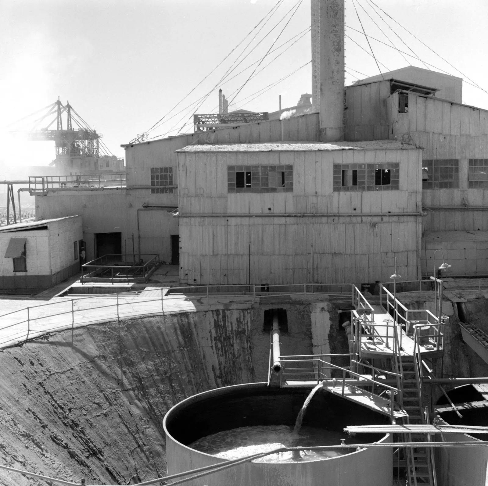 Patio de la fábrica de nitrato en Oficina María Elena ca. 1960.