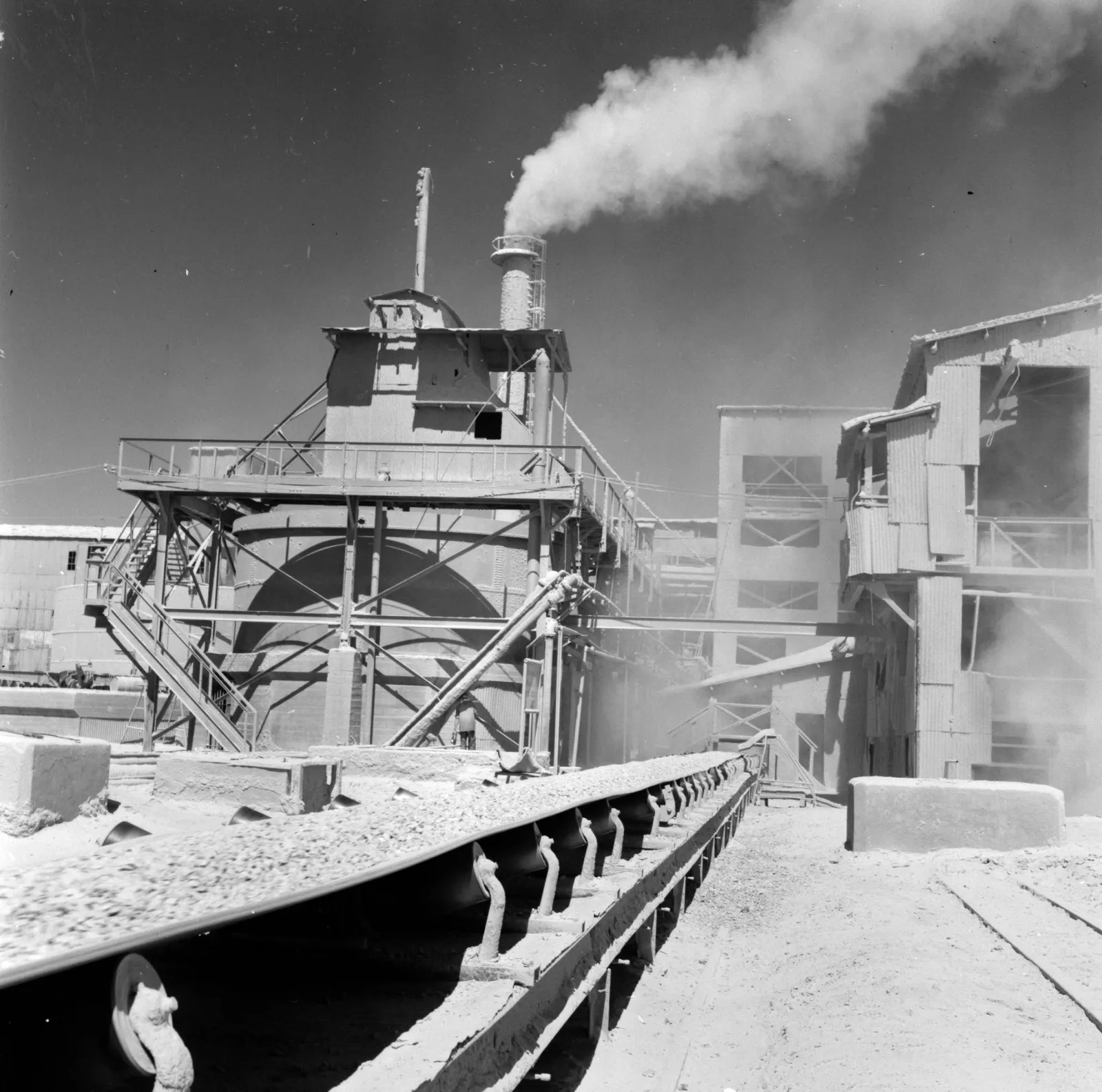 Patio de la fábrica de nitrato en Oficina María Elena ca. 1960.