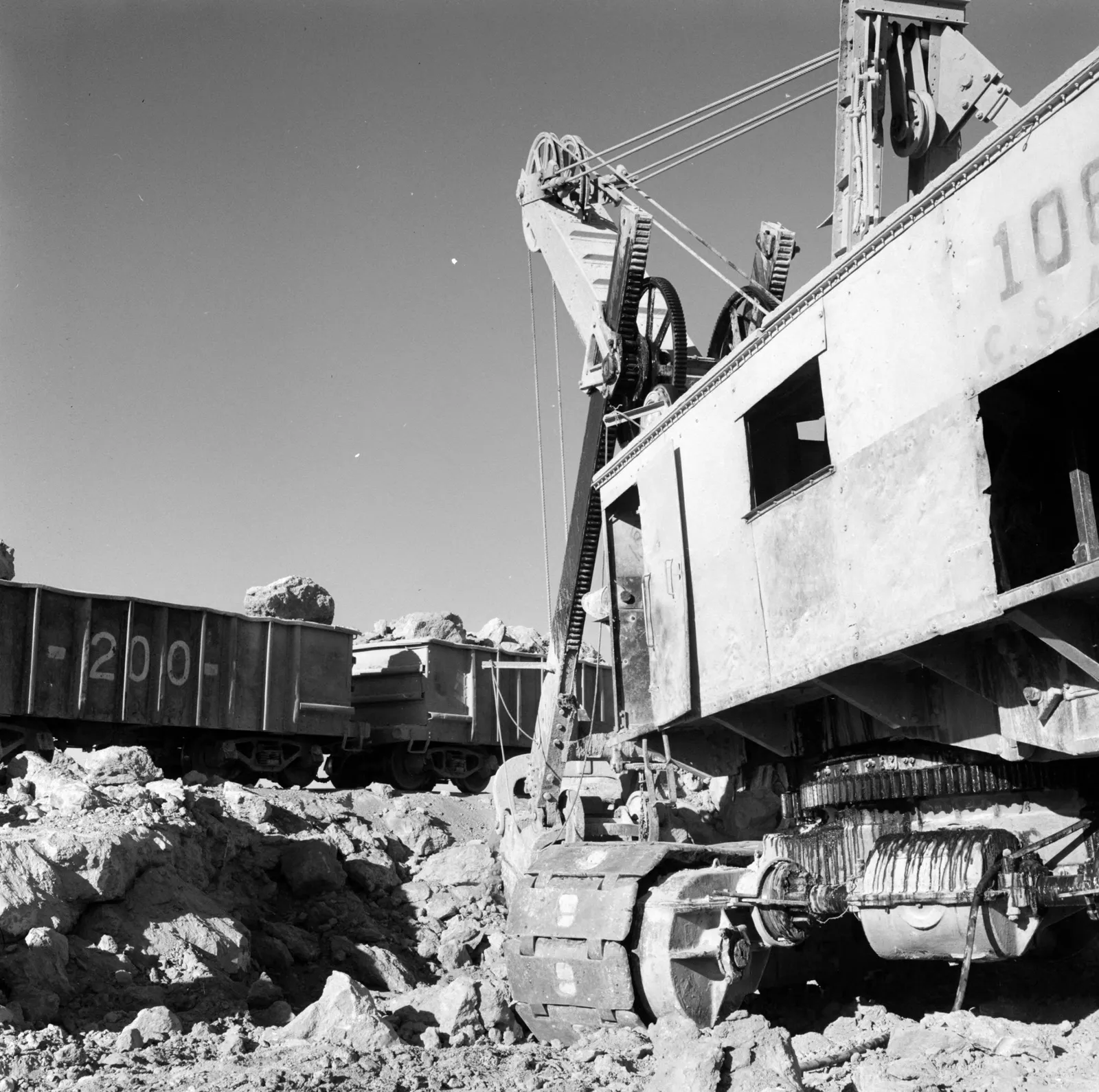 Maquinaria excavando en la mina de nitrato de Oficina María Elena ca. 1960.