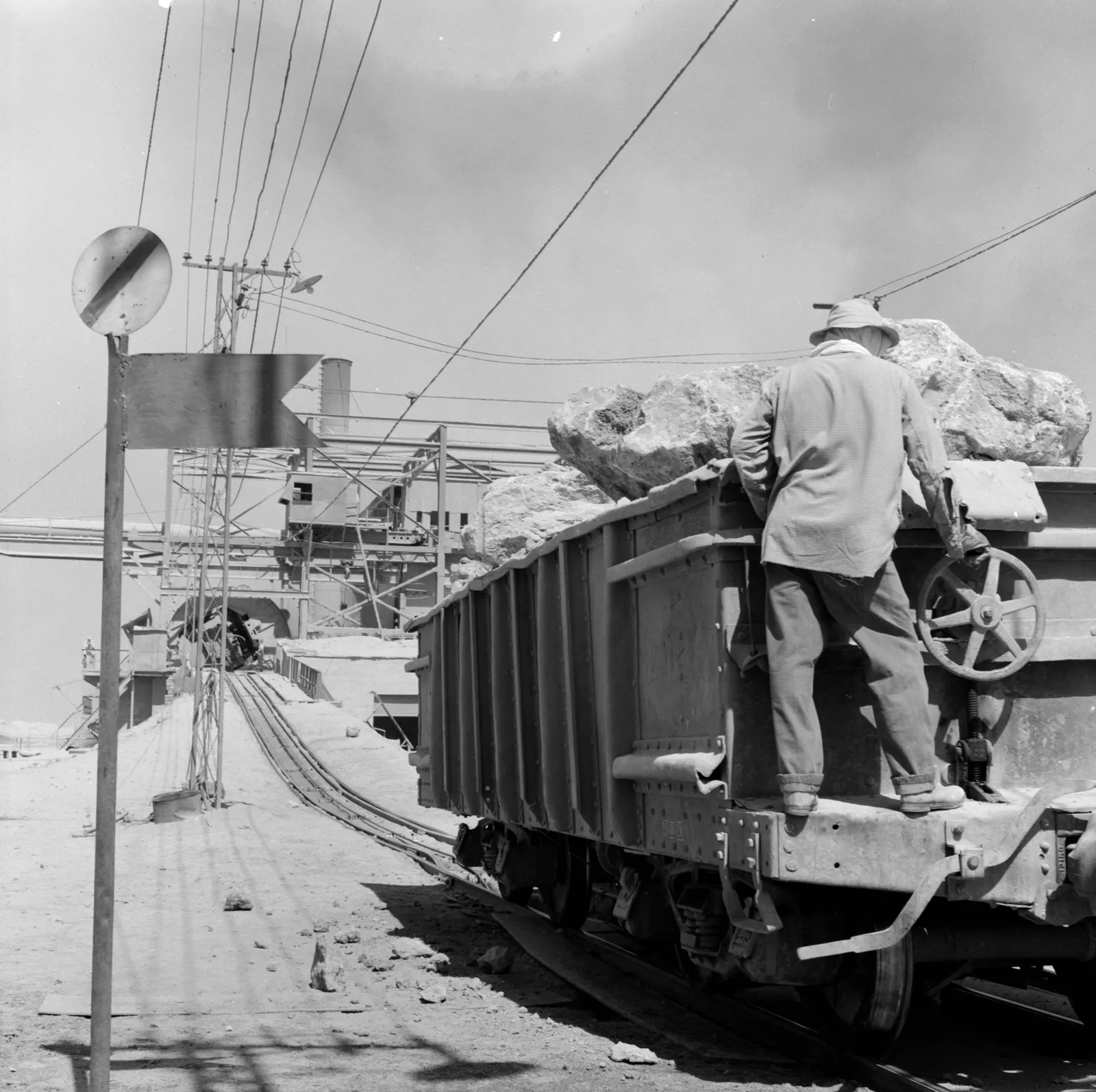 Minero en un vagón de tren en la fábrica de nitrato de Oficina María Elena ca. 1960.