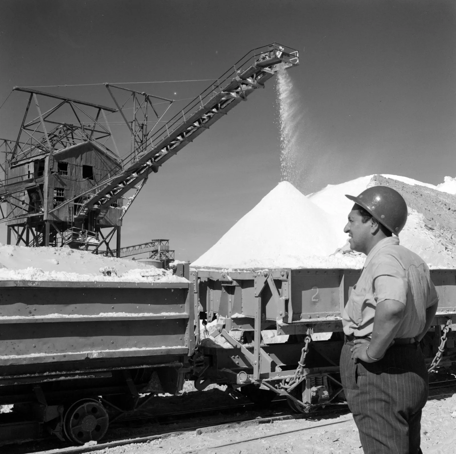 Minero en la fábrica de nitrato de Oficina María Elena ca. 1960.