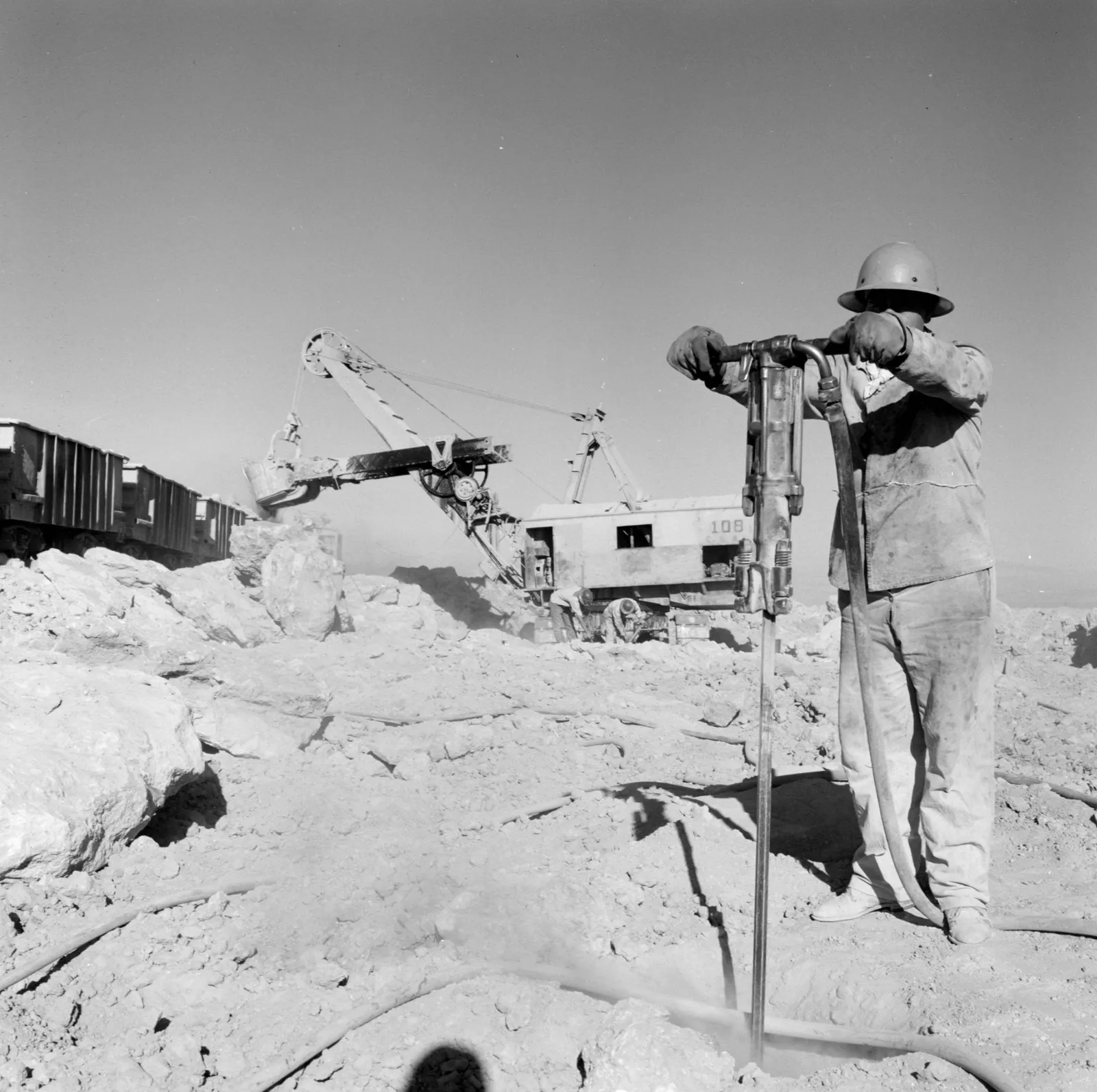 Trabajador con taladro en mina de nitrato en Oficina María Elena ca. 1960.
