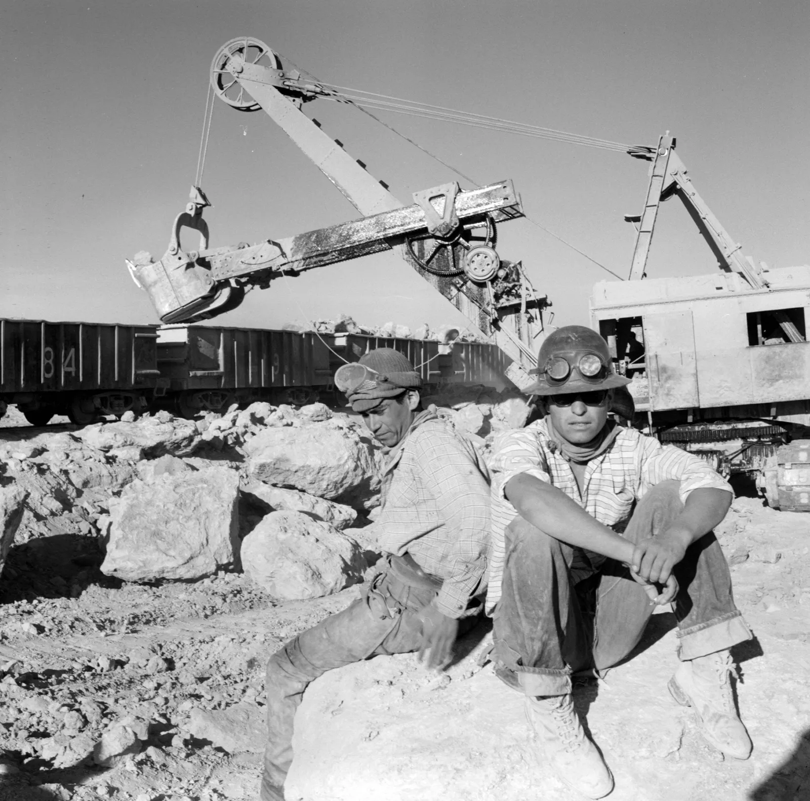 Trabajadores en la fábrica de nitrato de Oficina María Elena ca. 1960.