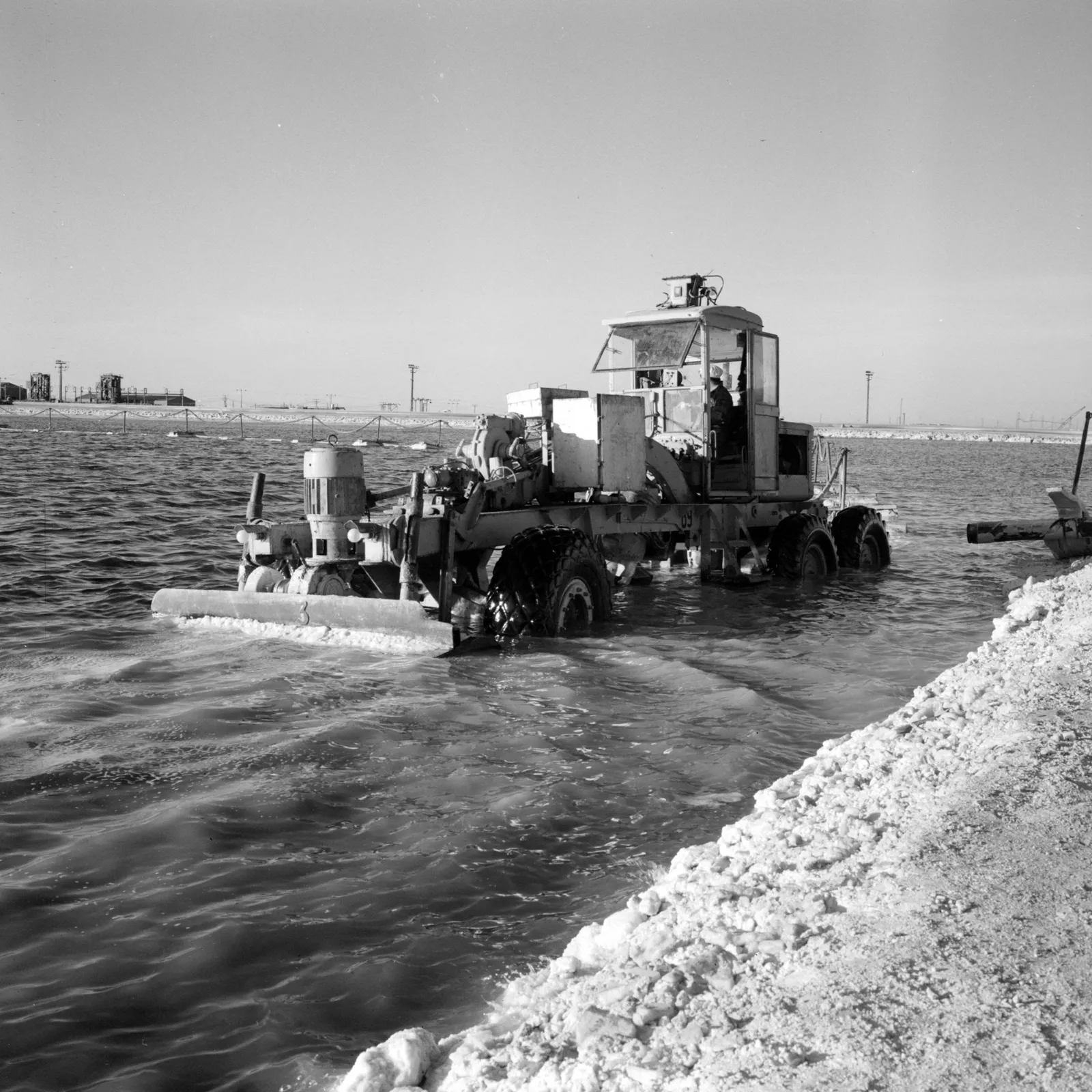Tractor en agua en Oficina María Elena ca. 1960.