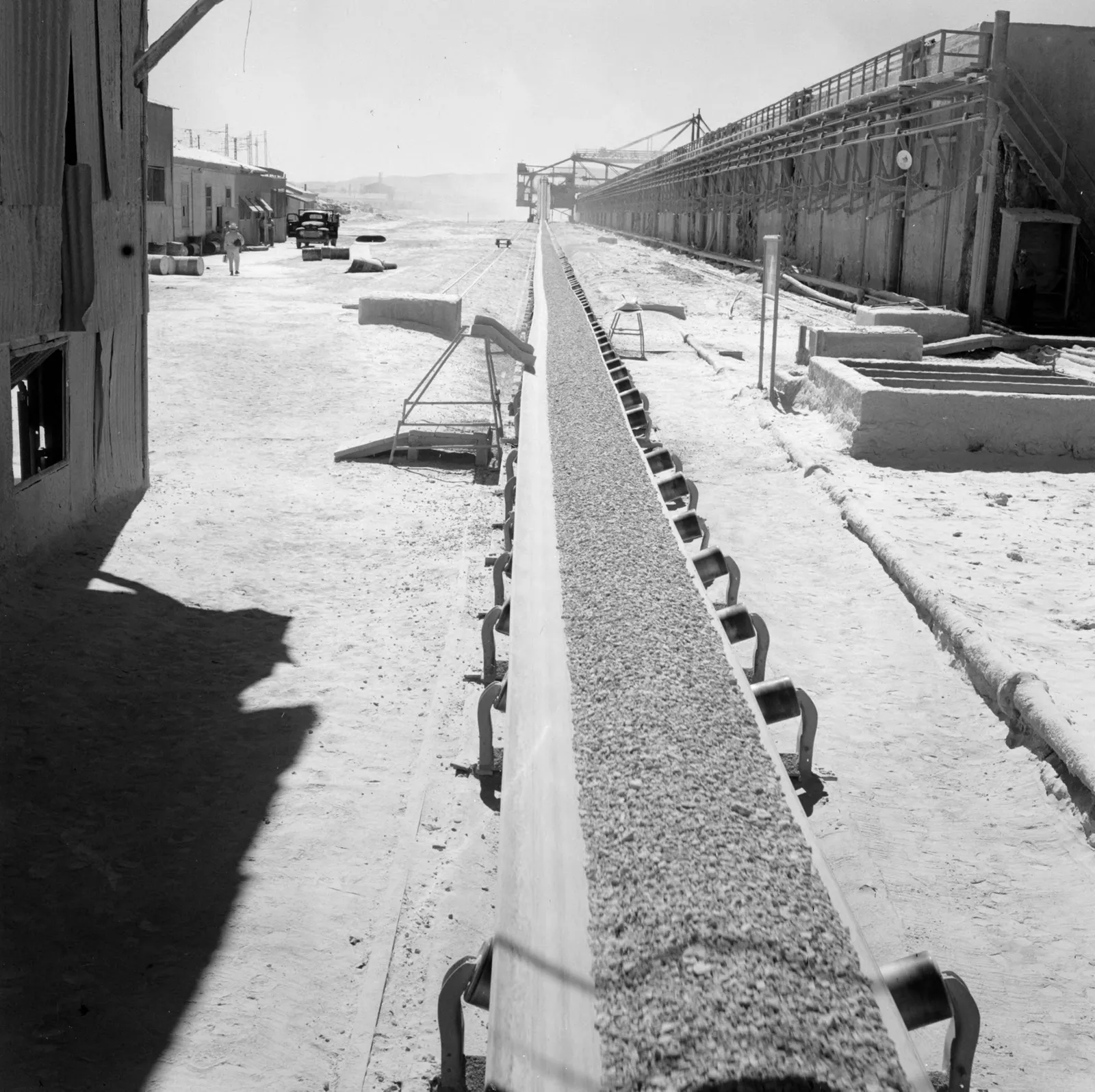 Cinta transportadora en la fábrica de nitrato de Oficina María Elena ca. 1960.