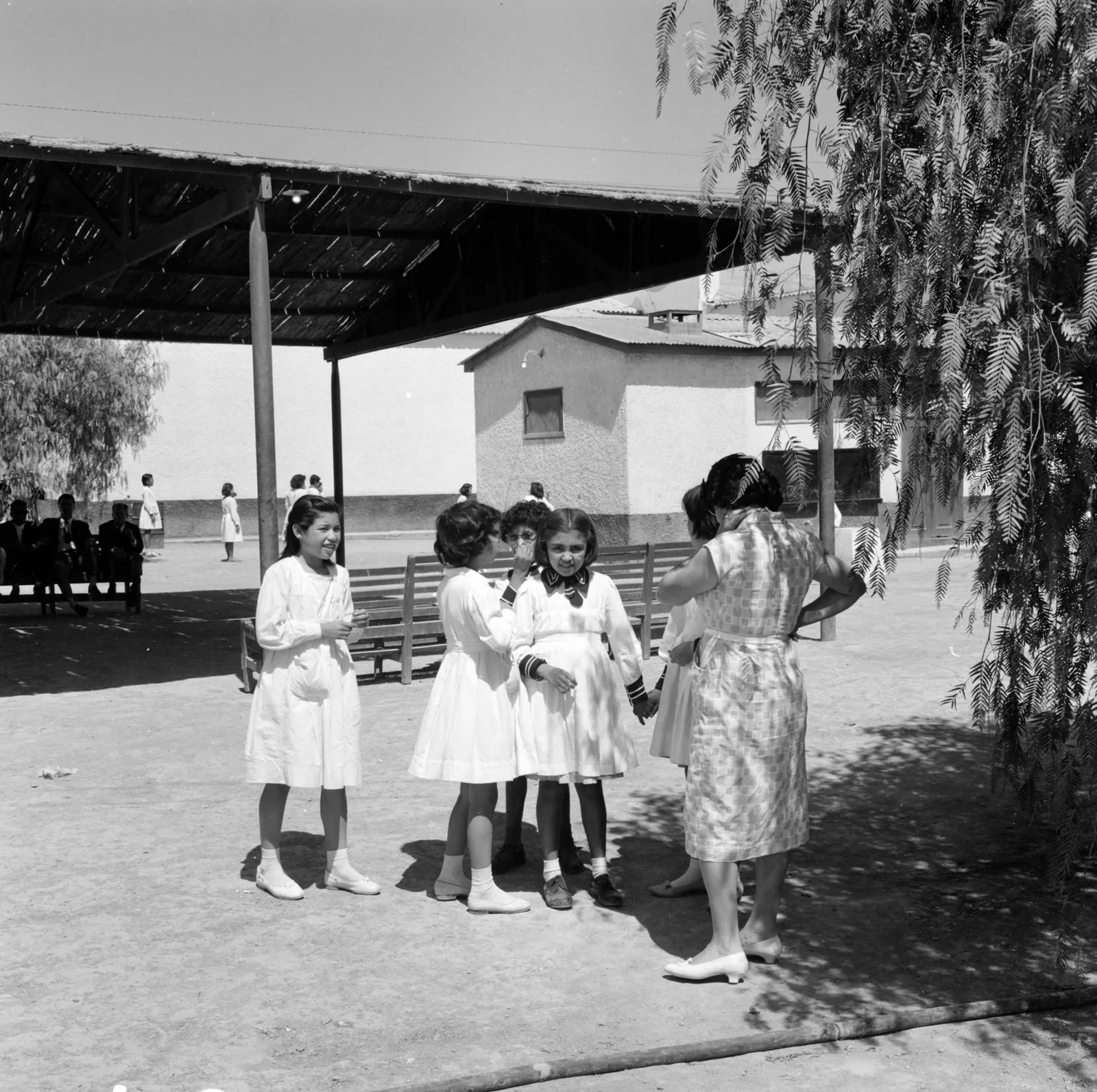 Colegialas en el recreo de la Oficina María Elena ca. 1960.