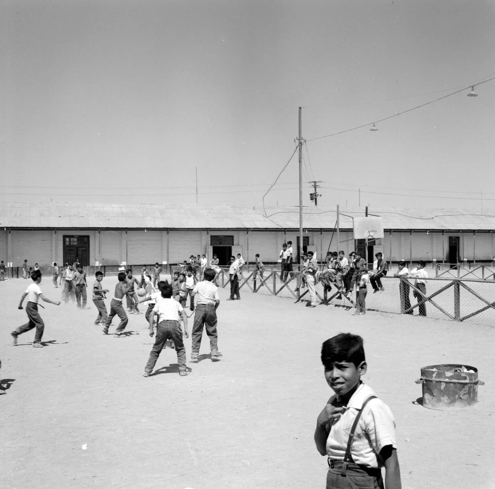Escolares jugando en el recreo de la Oficina María Elena ca. 1960.