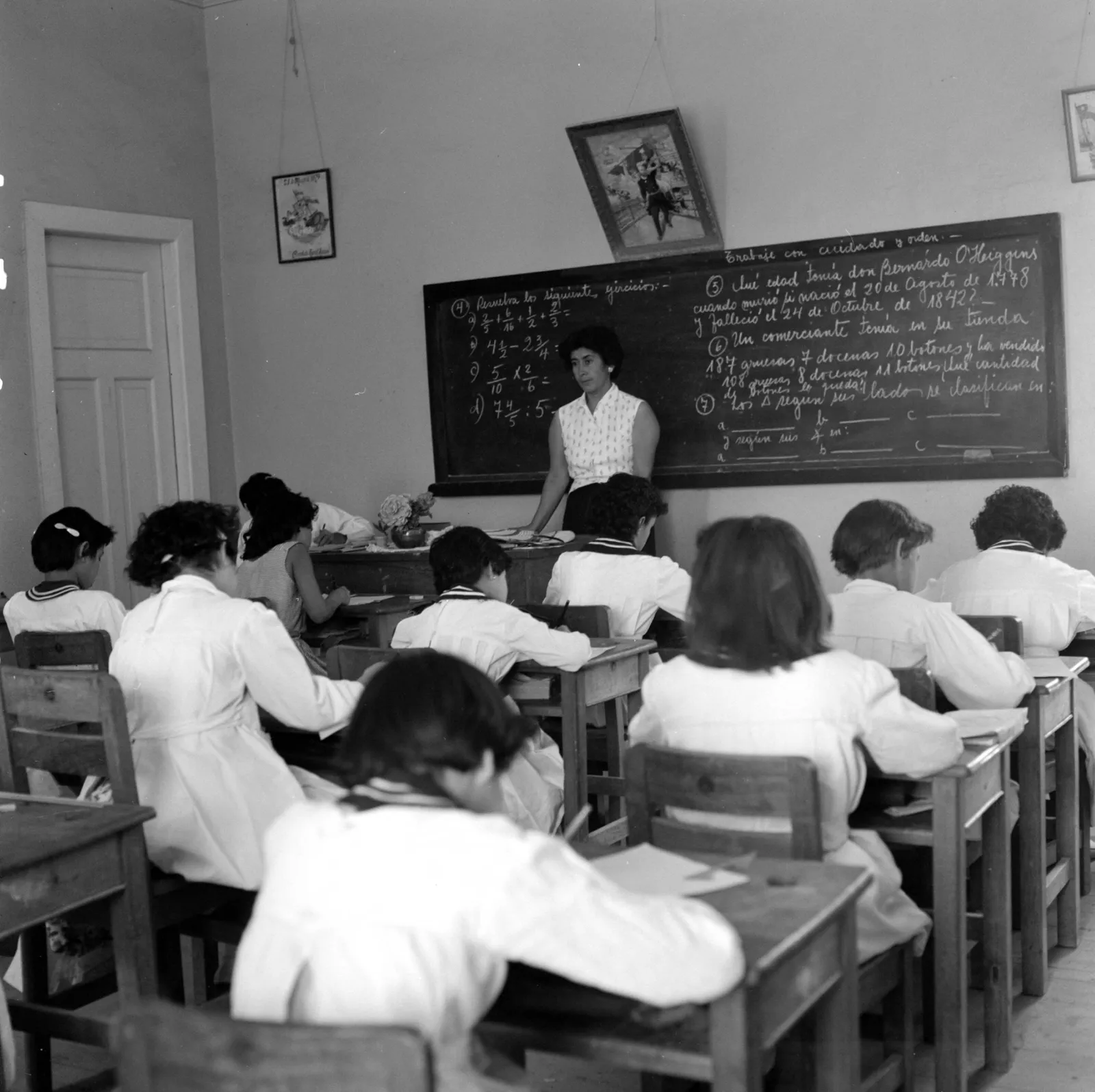 Profesora dirigiendo clase en Oficina María Elena ca. 1960.