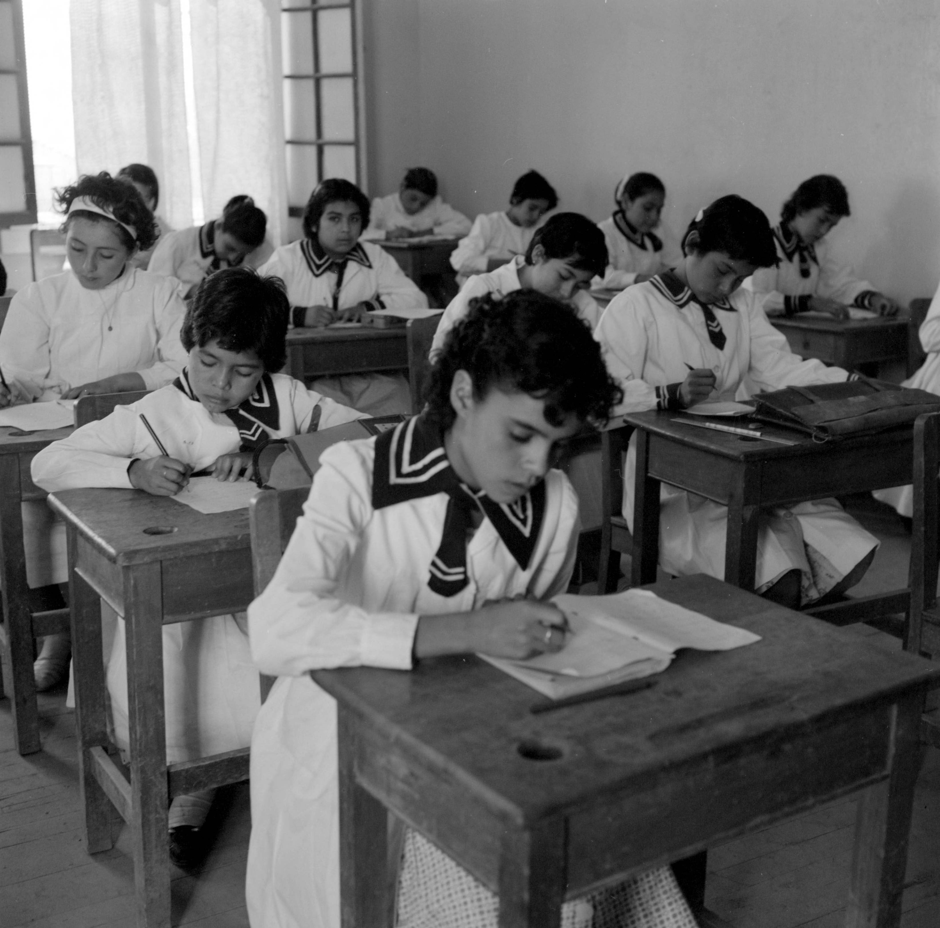 Escolares en clase en Oficina María Elena ca. 1960.