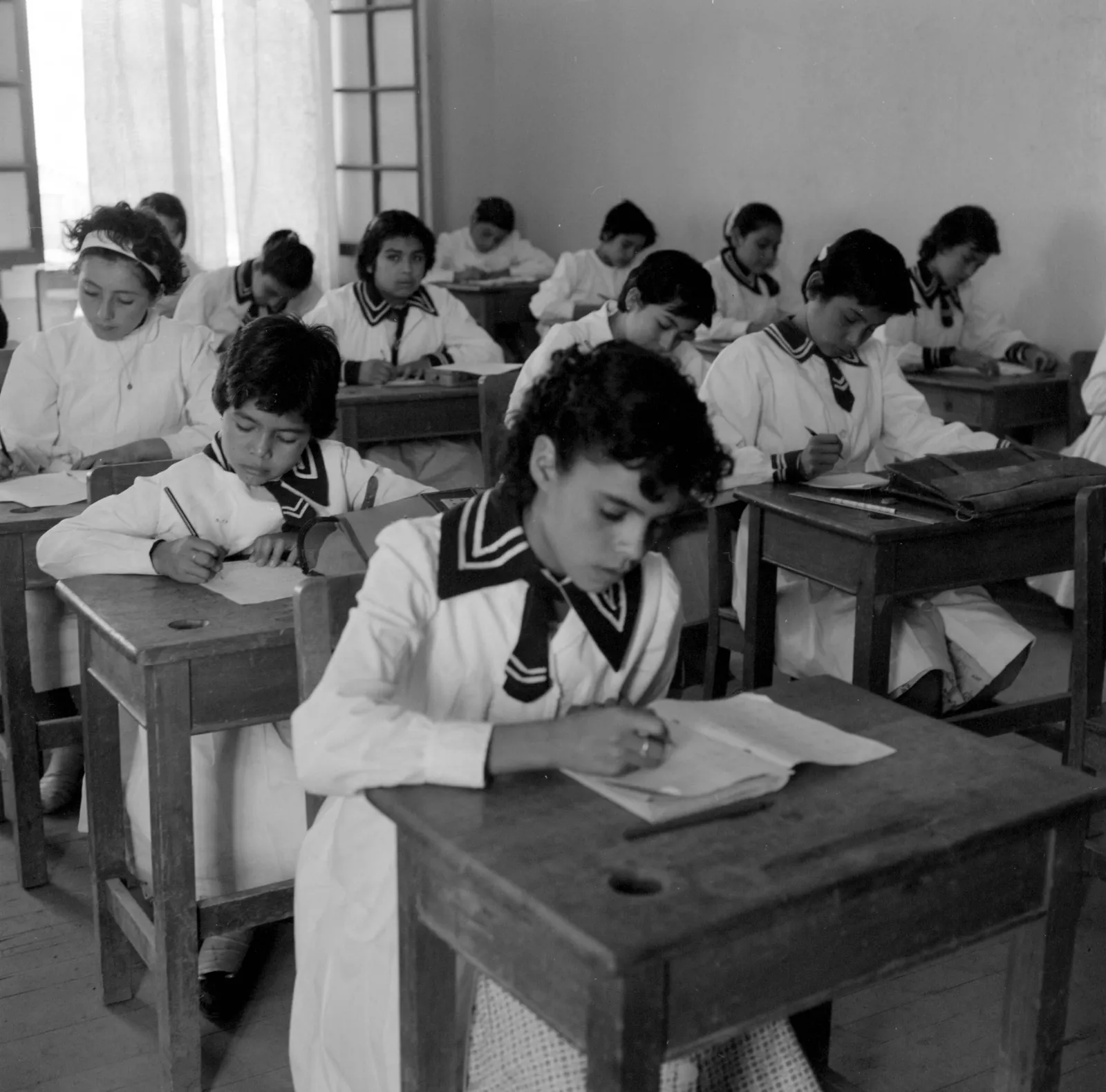 Escolares en clase en Oficina María Elena ca. 1960.
