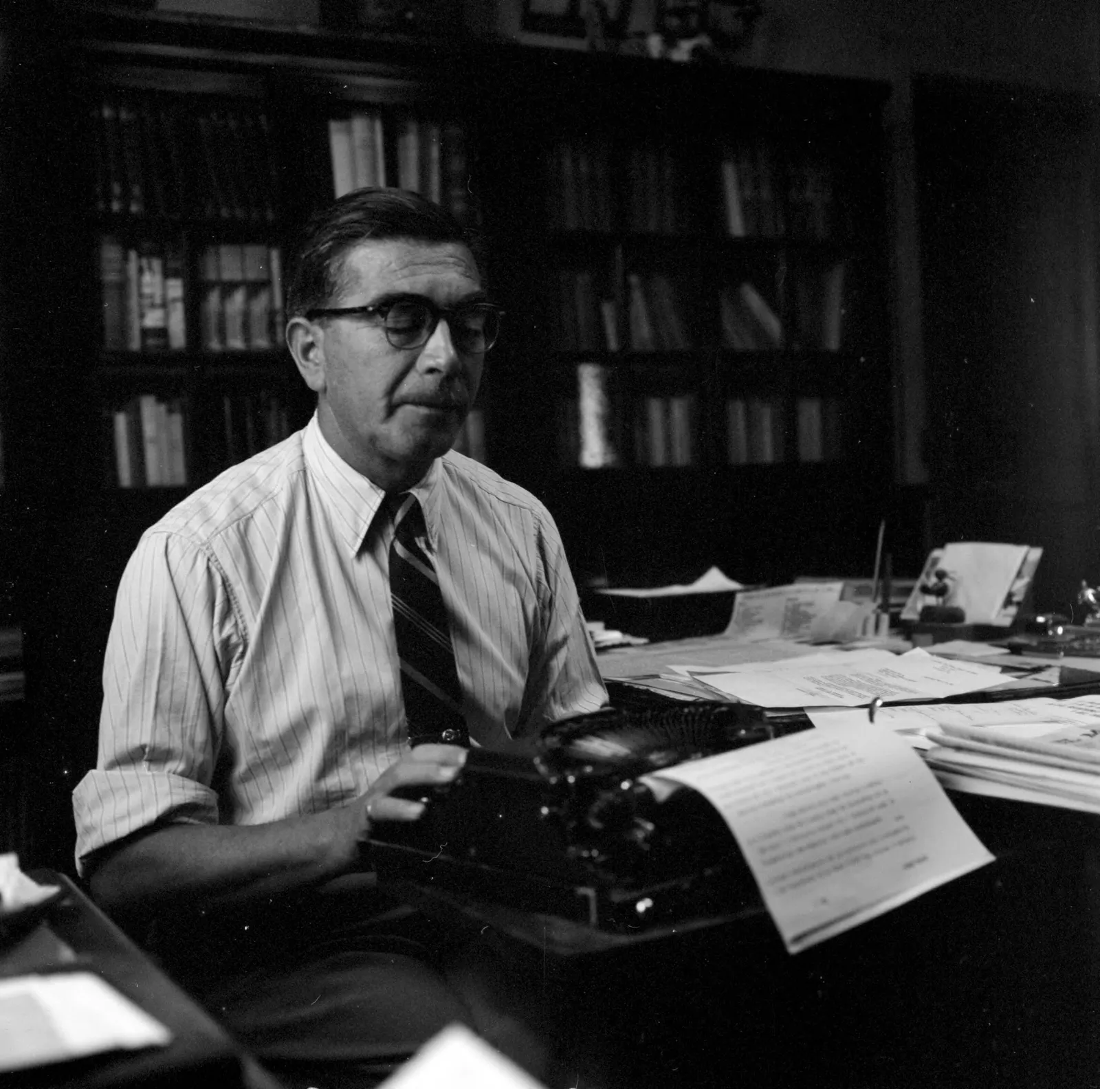 Hombre con máquina de escribir en la biblioteca de la Oficina María Elena ca. 1960.