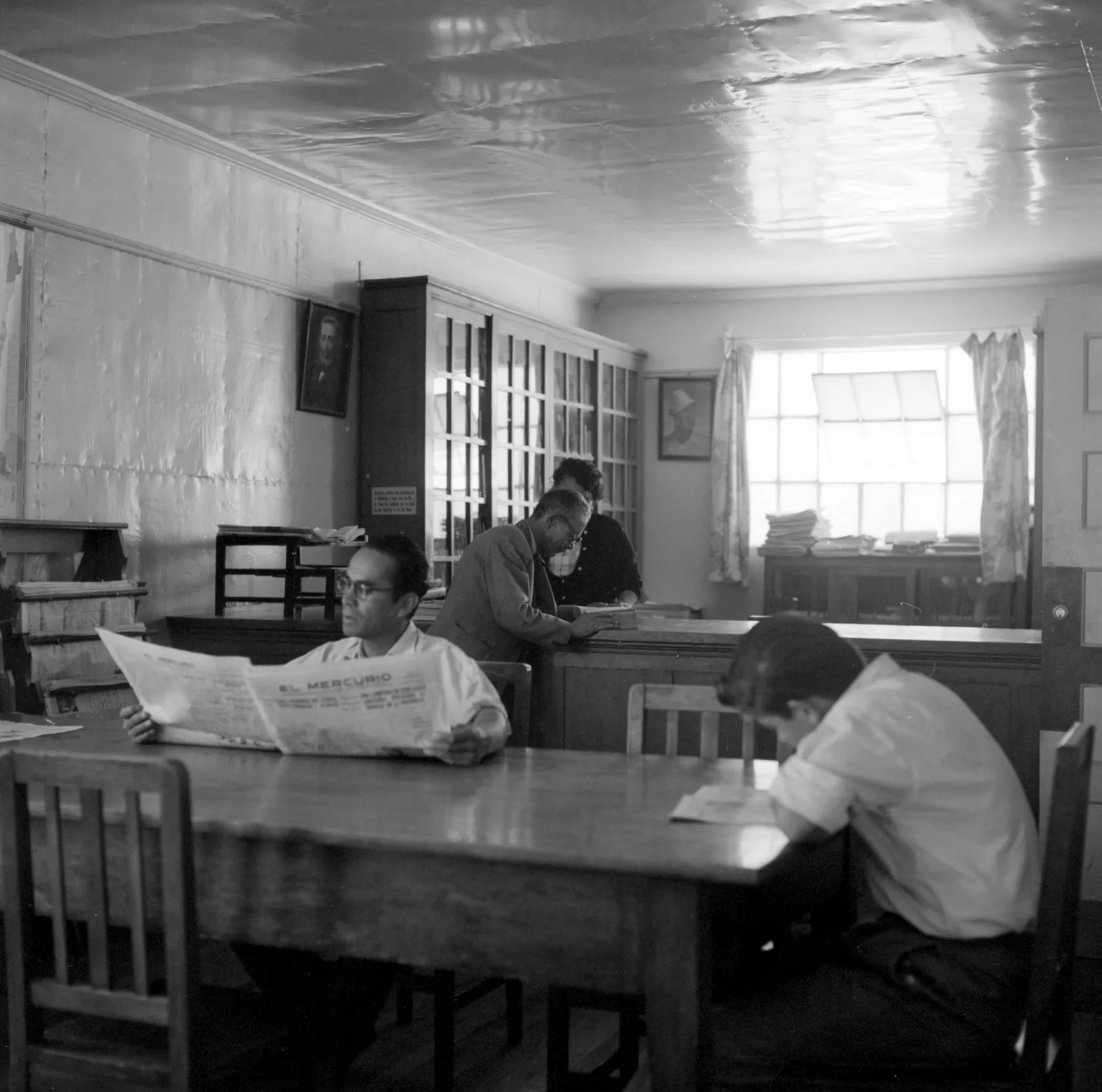 Clientes en la biblioteca de la Oficina María Elena ca. 1960.