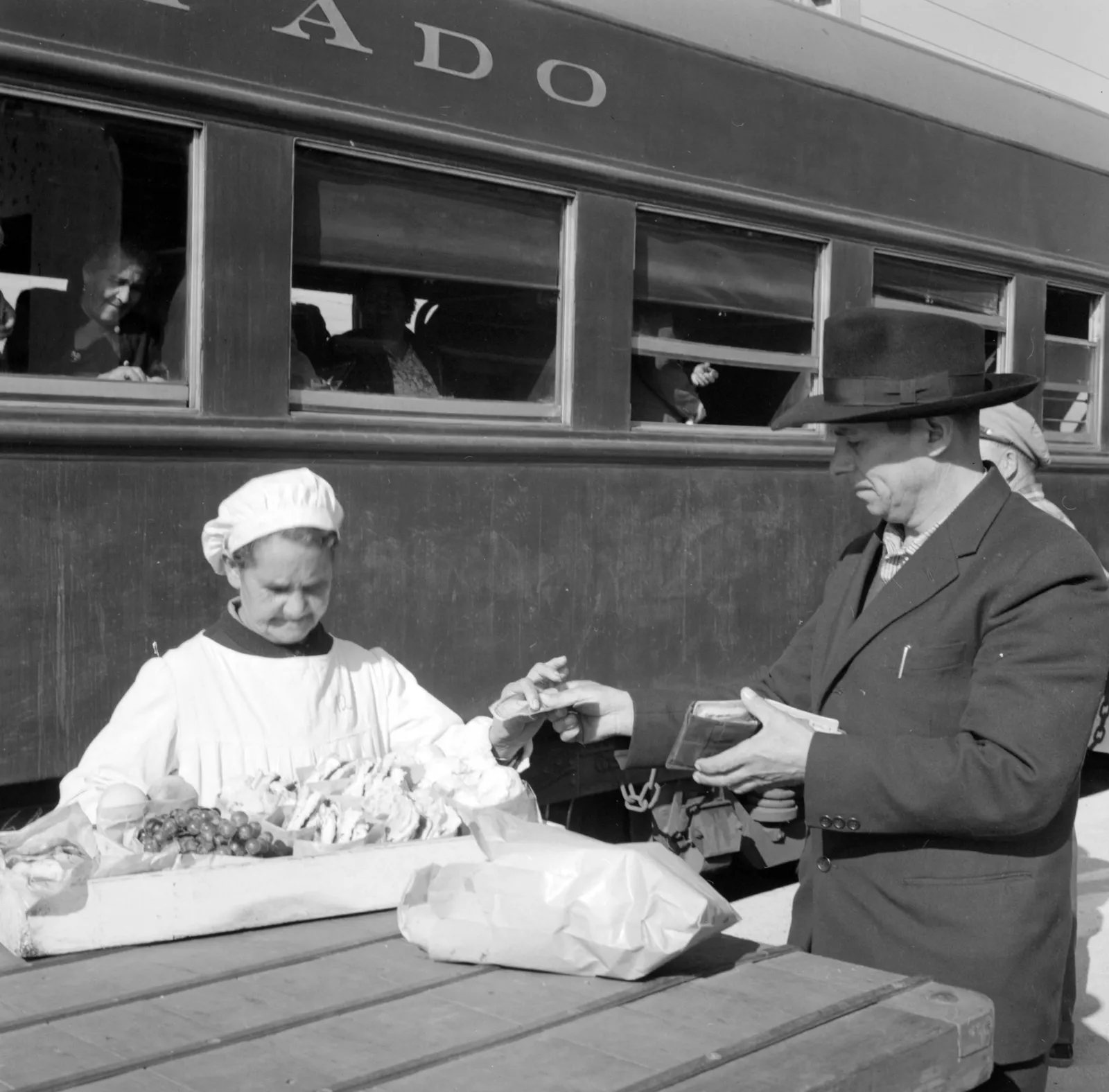 Vendedora en la estación de tren en Llay-Llay ca. 1960.