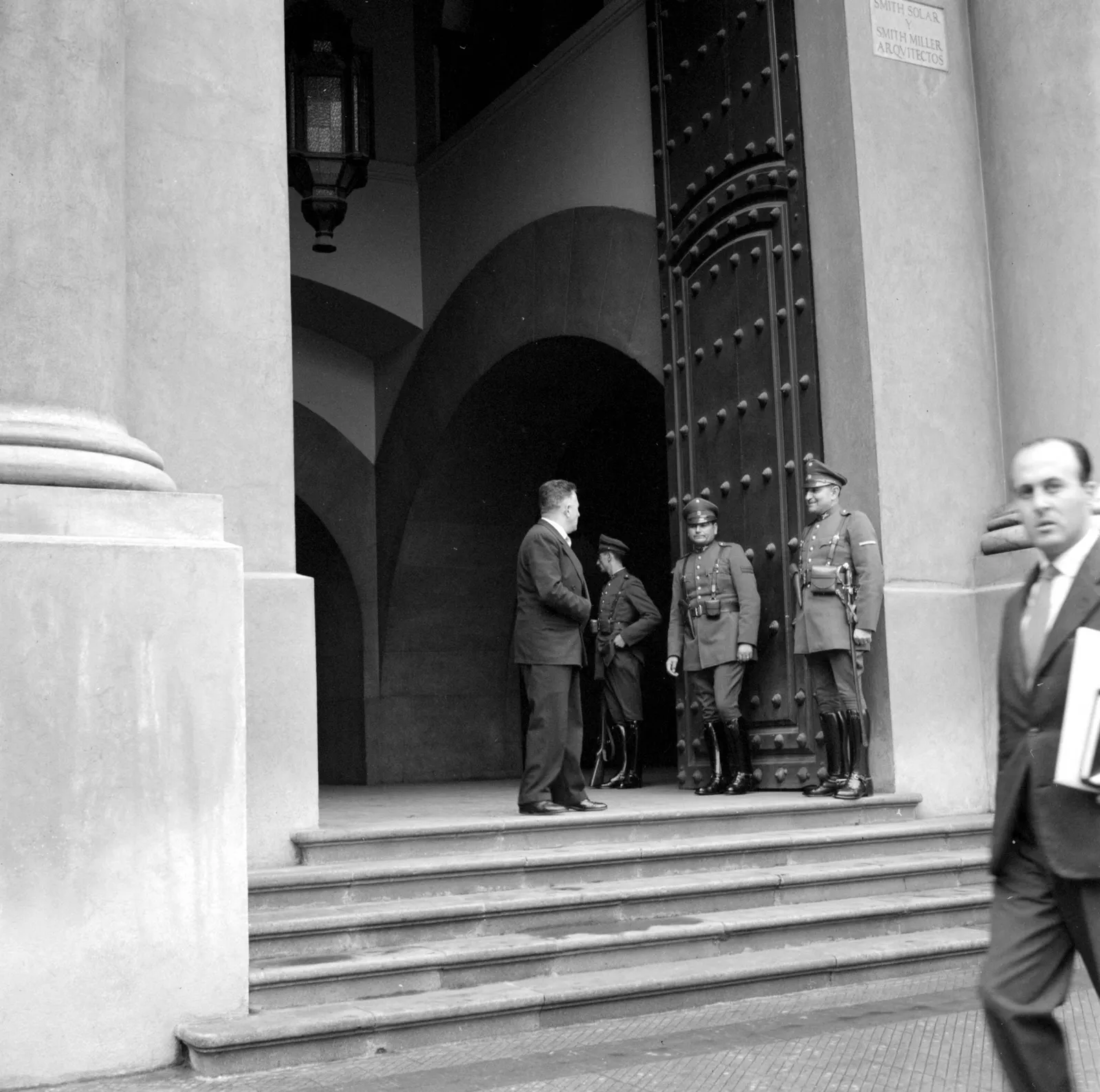 Entrada al Palacio de La Moneda ca. 1960.