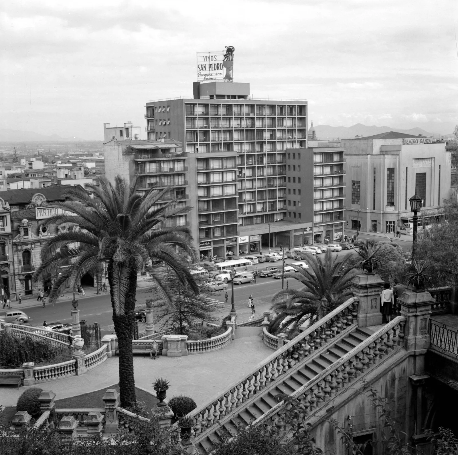 Vista a la Alameda desde el cerro Santa Lucía ca. 1960.