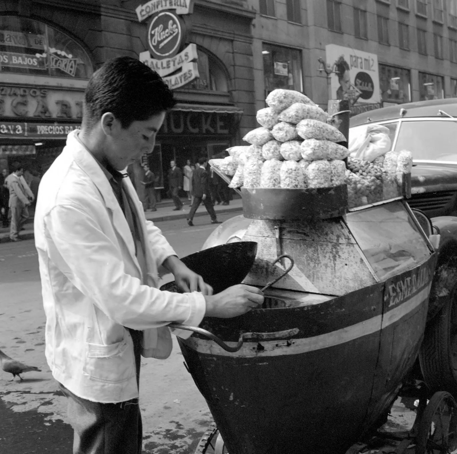 Vendedor de comida en Santiago ca. 1960.
