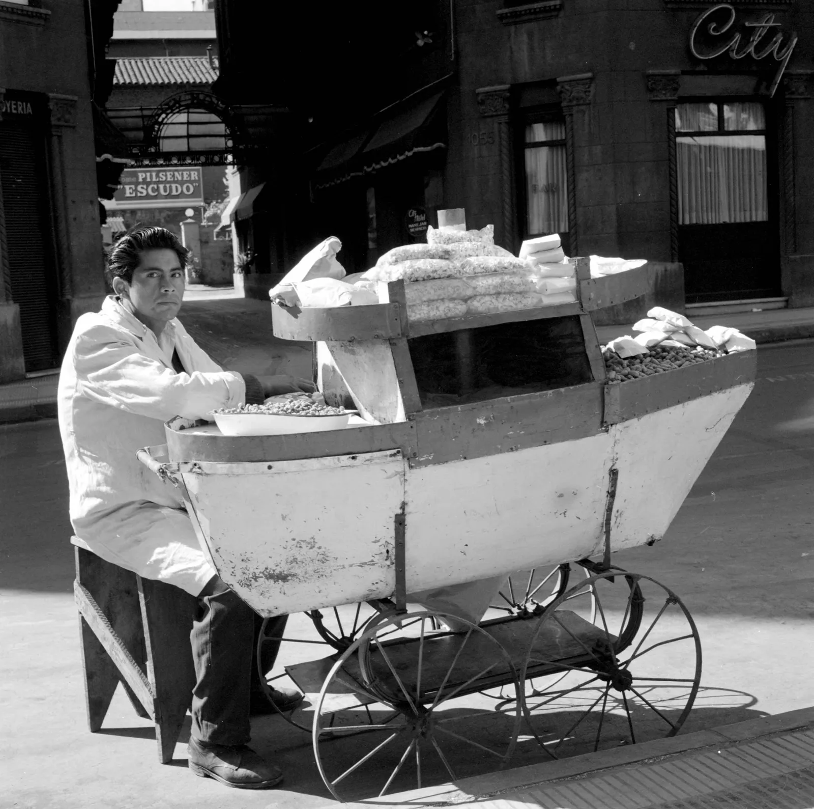 Vendedor de comida en Santiago ca. 1960.
