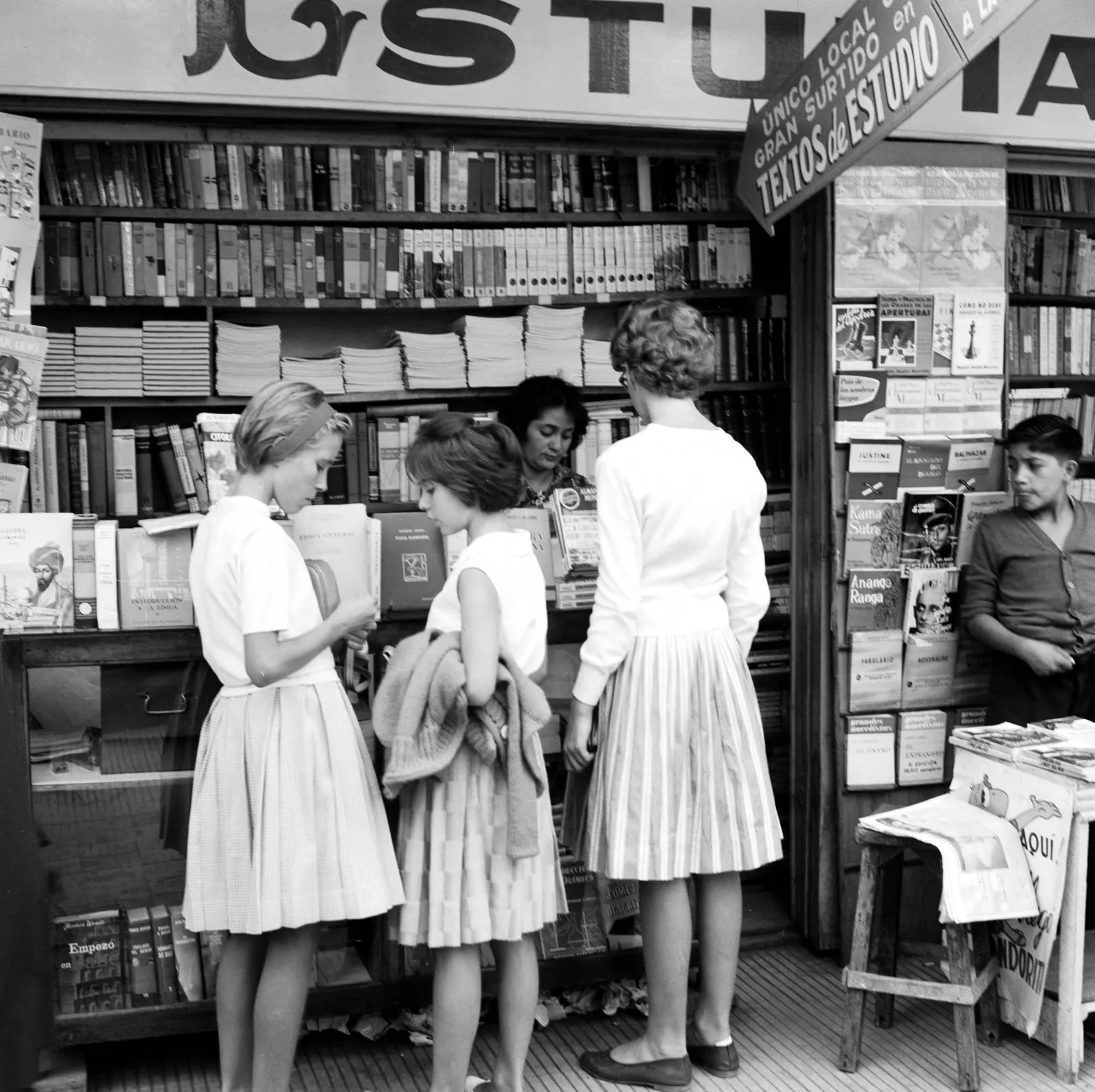 Niñas comprando libros en un stand en Santiago ca. 1960.