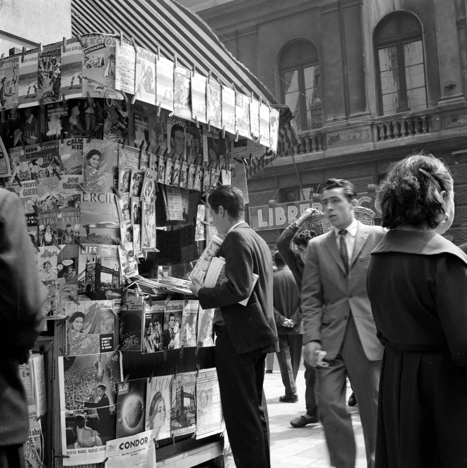 Peatones en un quiosco de Santiago ca. 1960.