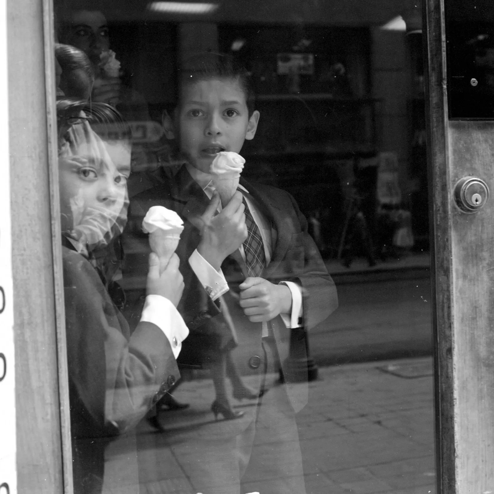 Niños tomando helado en Santiago ca. 1960.
