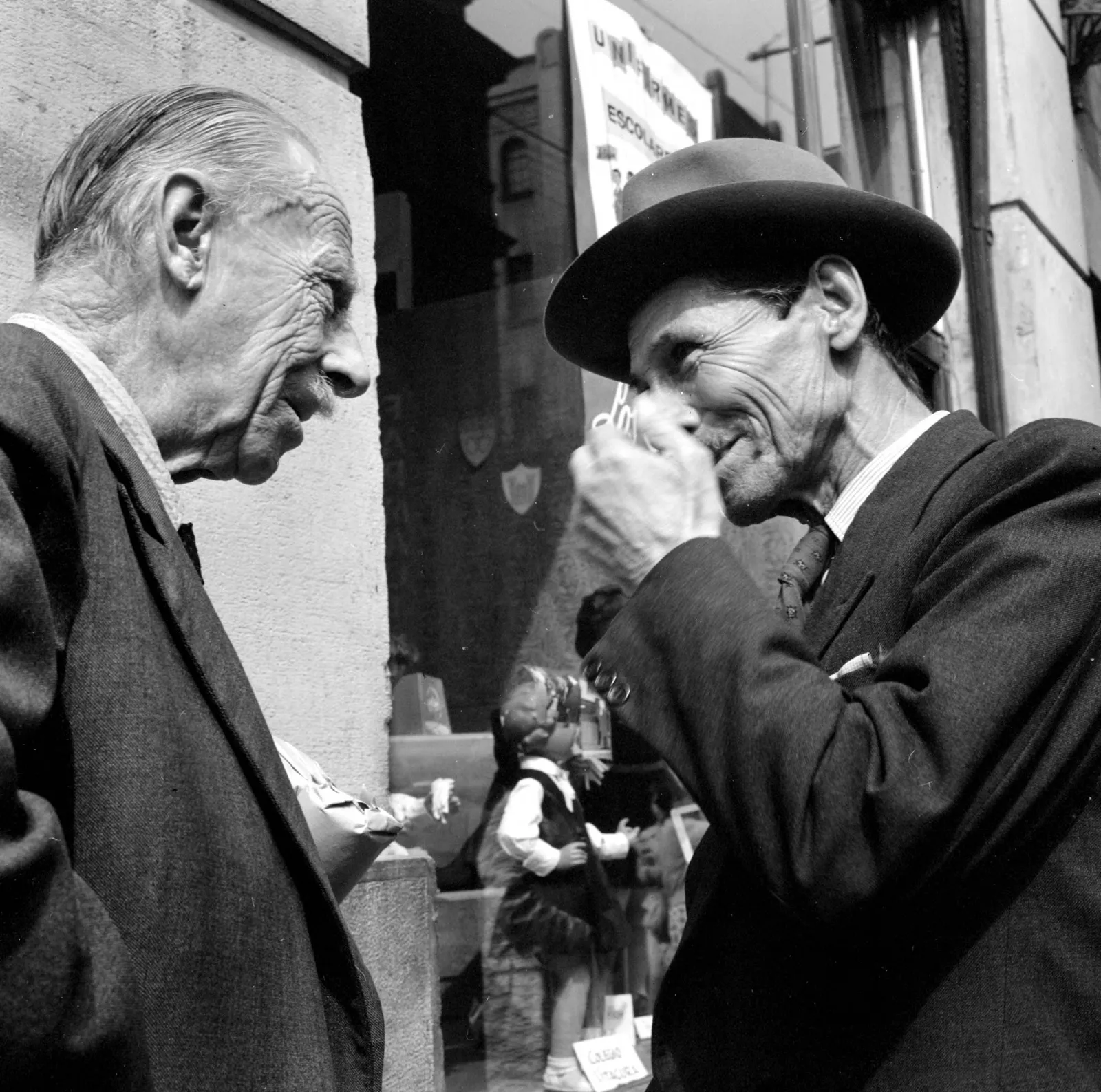 Hombres conversando en una calle en Santiago ca. 1960.